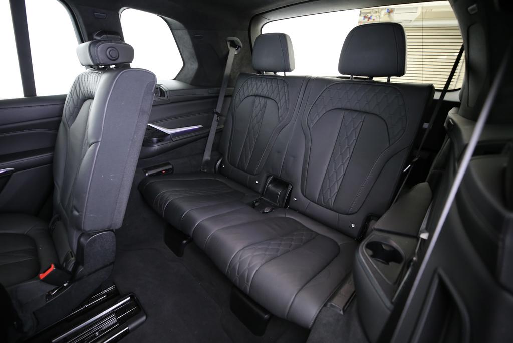 BMW X7 M50i-image-15