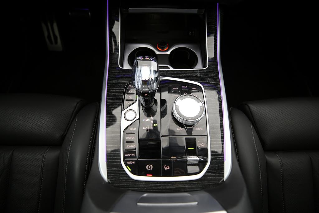 BMW X7 M50i-image-9