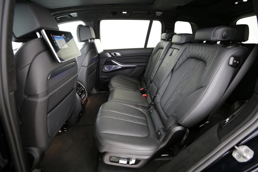 BMW X7 M50i-image-12