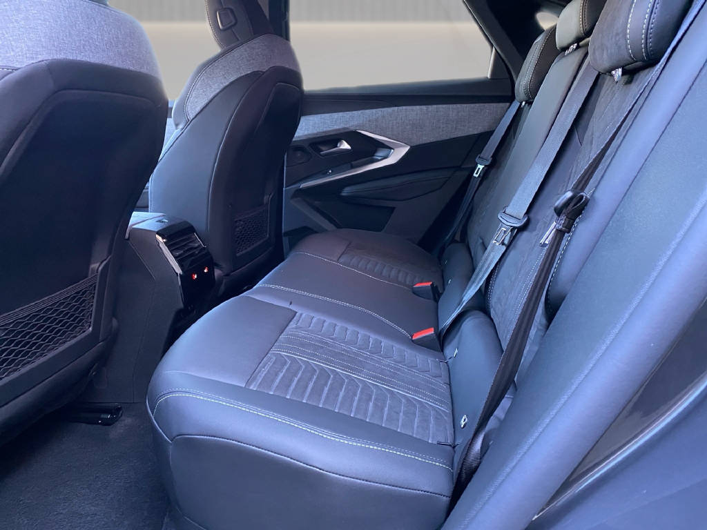 PEUGEOT 3008 e-Launch Edition 325ch Dual Motor AWD-image-10