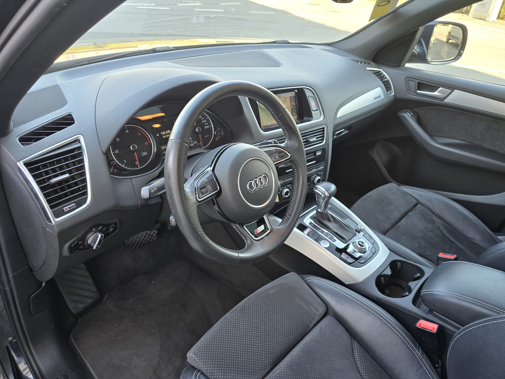 AUDI Q5 2.0 TDI S-Line quattro S-tronic-image-11
