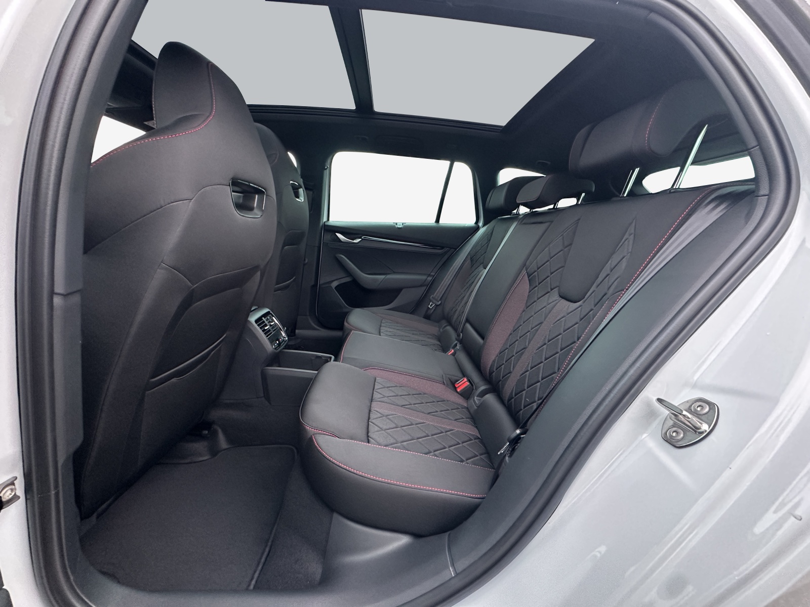 SKODA Octavia Combi 2.0 TSI DSG RS-image-11