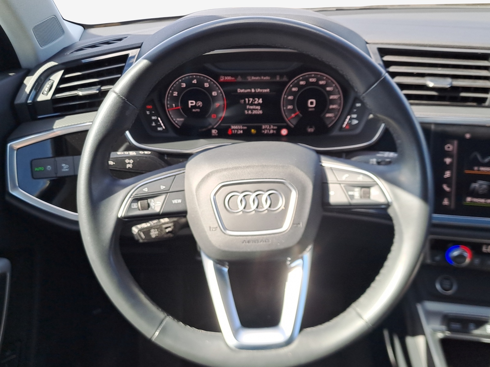 AUDI Q3 45 TFSI S line quattro S-tronic-image-9