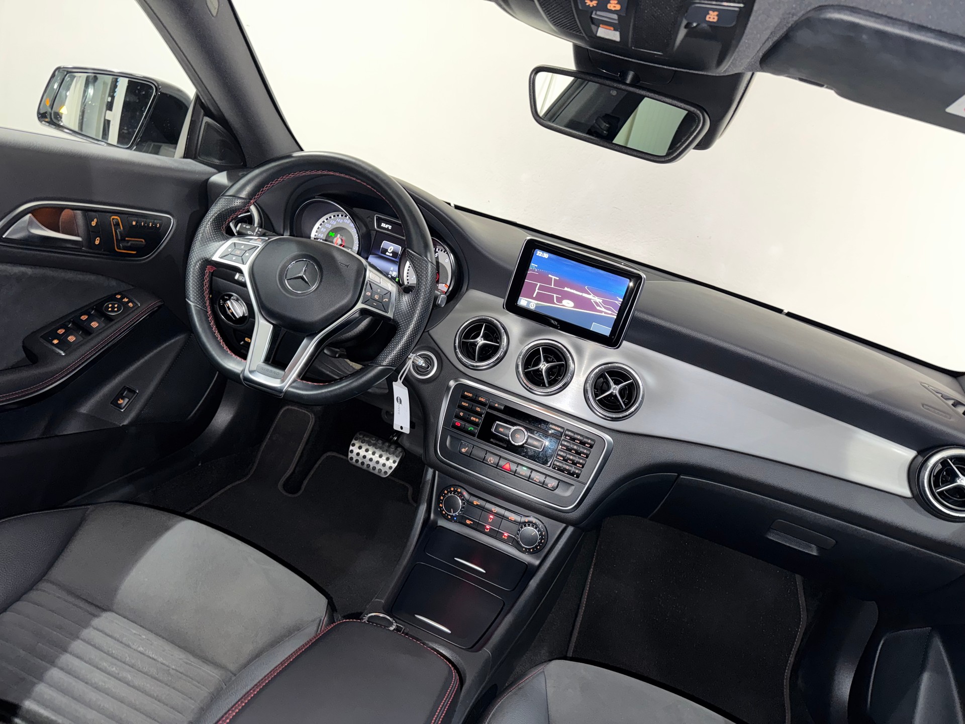 MERCEDES-BENZ CLA 250 AMG Line 7G-DCT 4Matic | 1.Hand | CH |-image-17