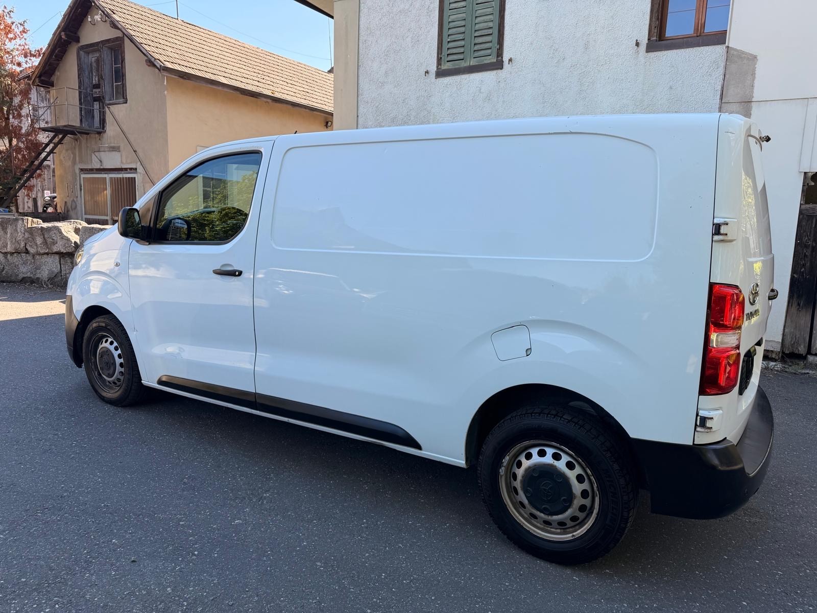 TOYOTA Proace 2.0D Glass Van L1 Terra Medium 4x4-image-4