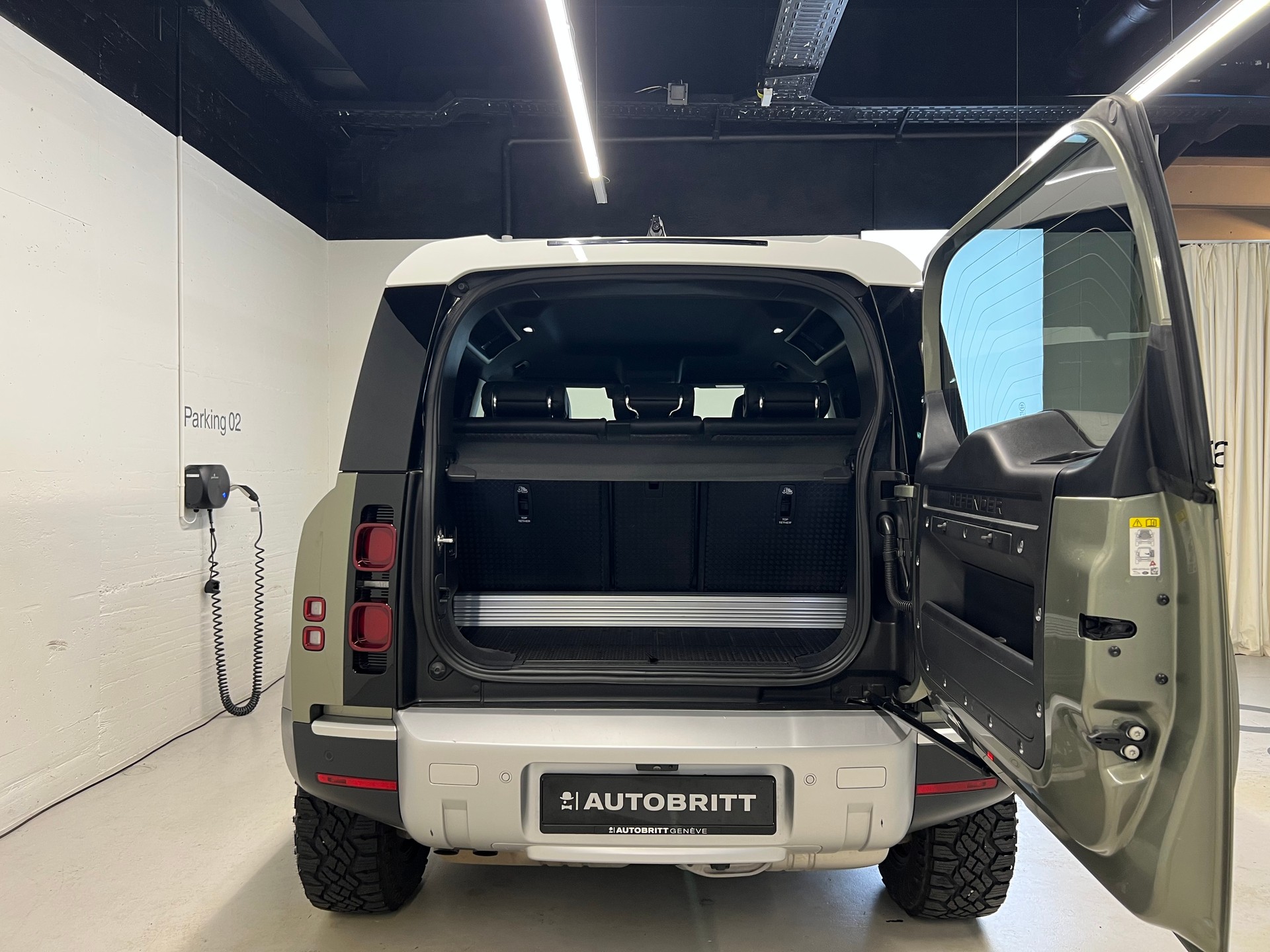 LAND ROVER Defender 90 3.0 D I6 250 SE-image-11