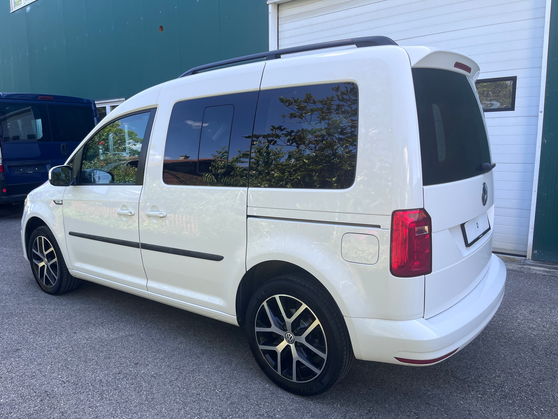 VW Caddy 2.0 TDI Family DSG-image-5
