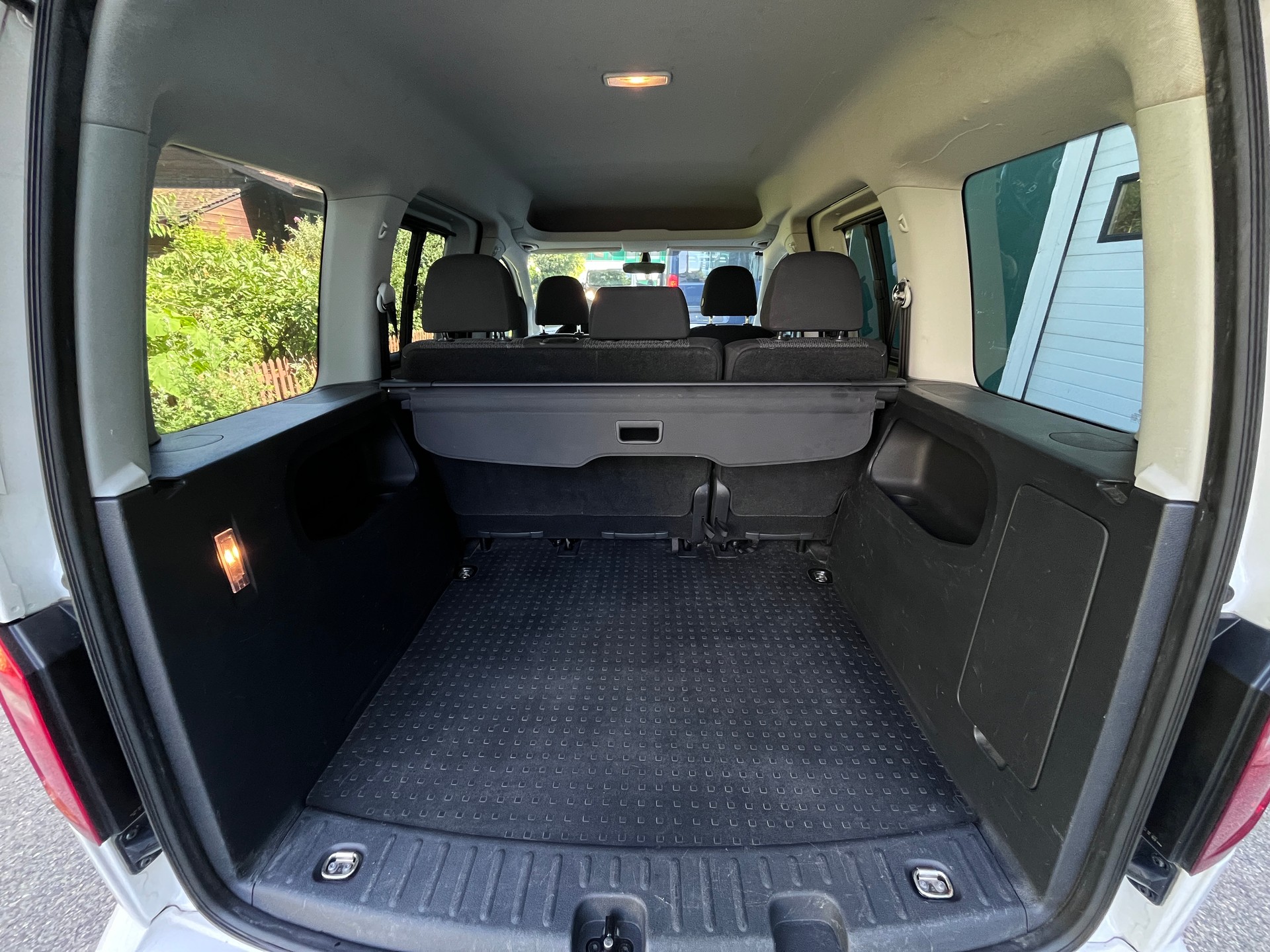 VW Caddy 2.0 TDI Family DSG-image-12