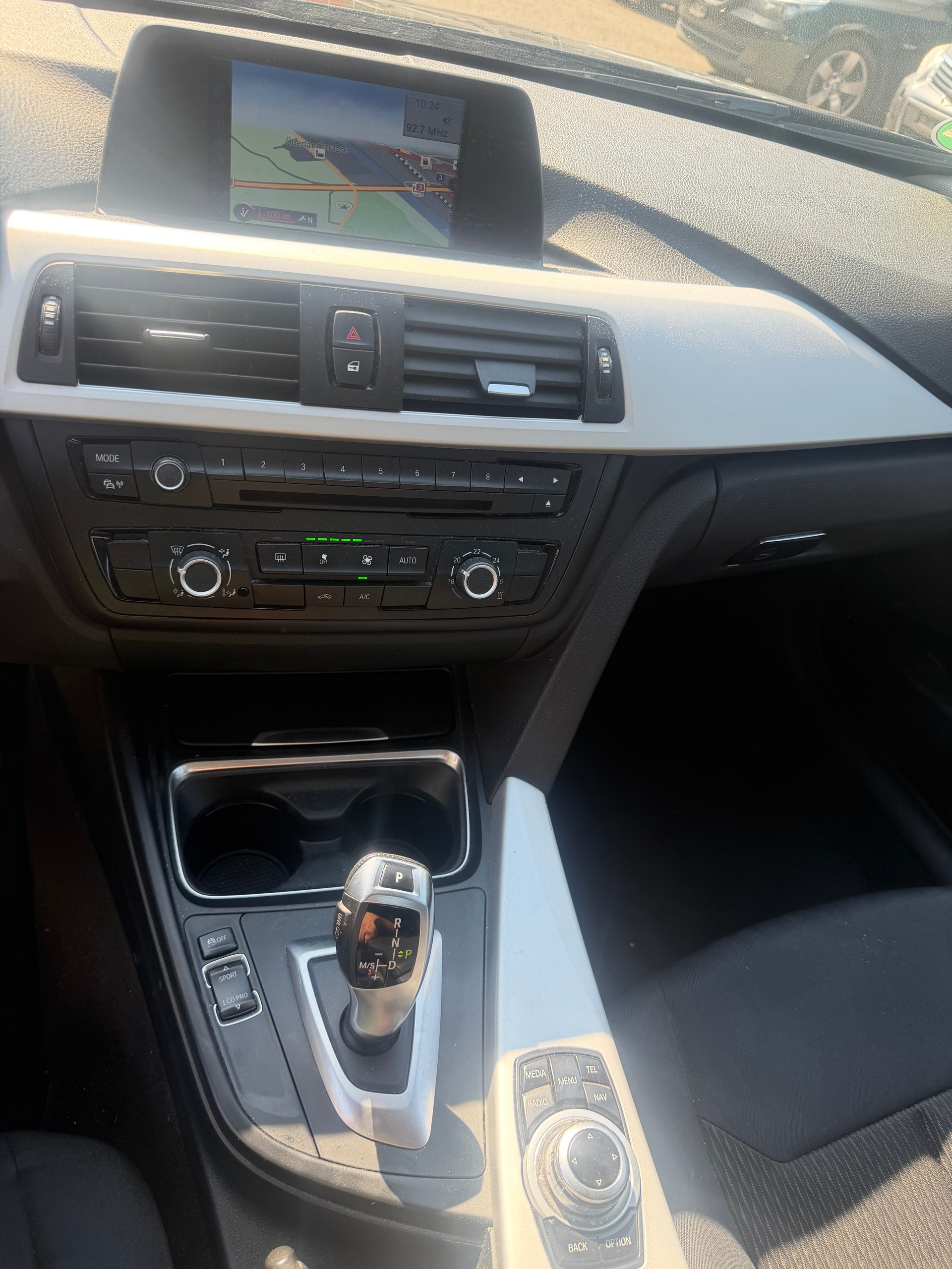 BMW 318d Modern Line Steptronic-image-3