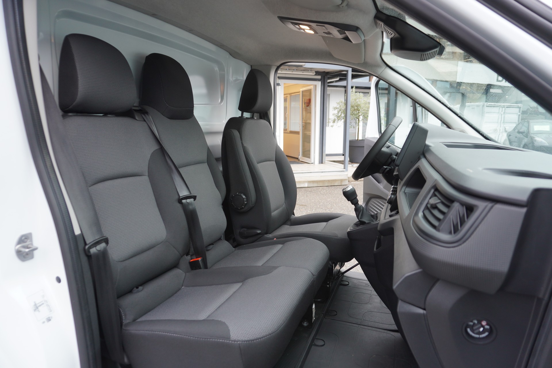 RENAULT Trafic 2.0 Blue dCi110 Advance L2H1 EN 3-PLÄTZER!!!-image-12