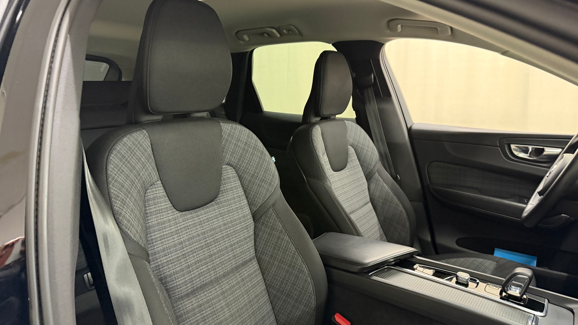 VOLVO XC60 B4 Diesel Mild Hybrid AWD Momentum Geartronic-image-11
