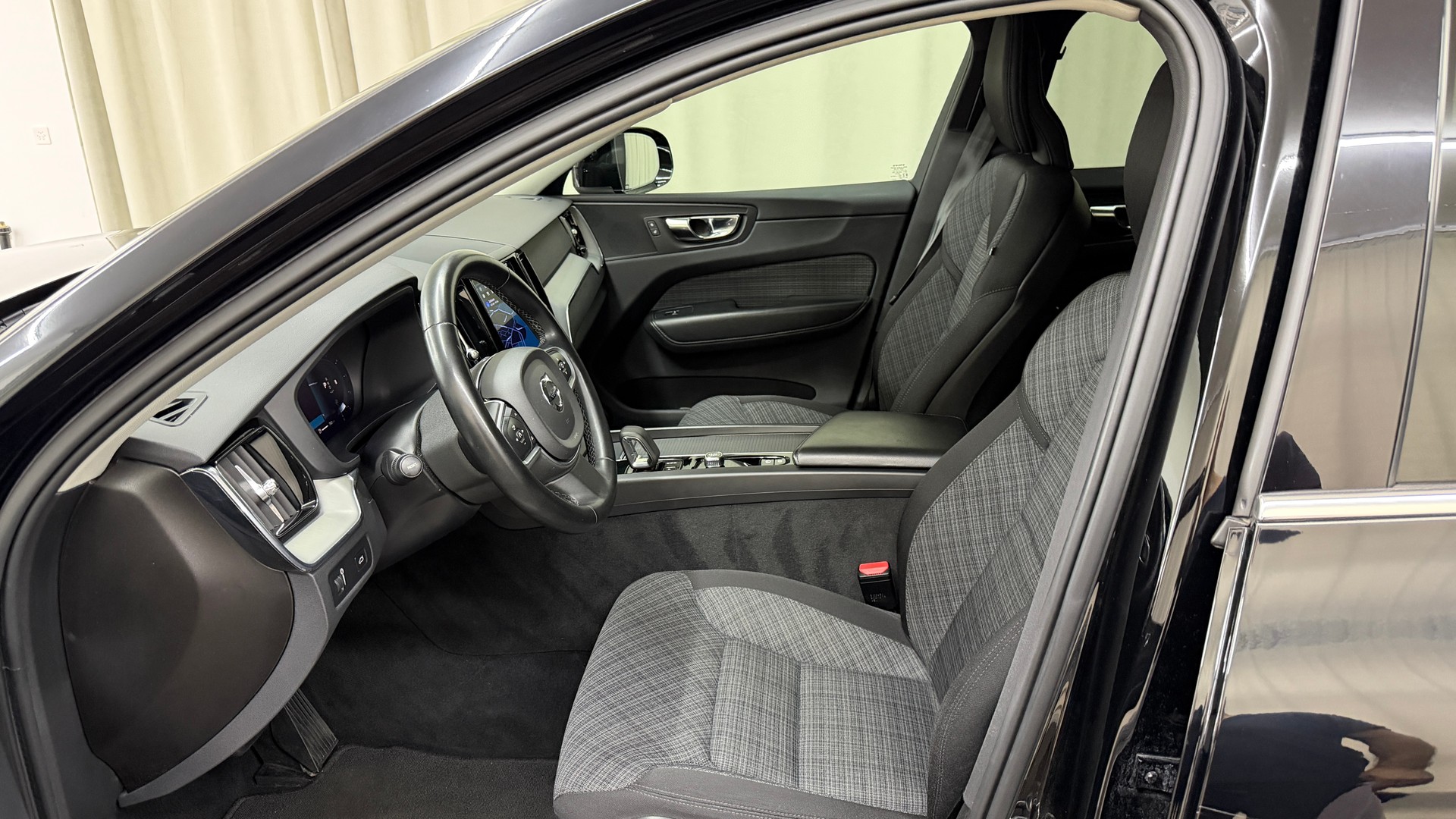 VOLVO XC60 B4 Diesel Mild Hybrid AWD Momentum Geartronic-image-6
