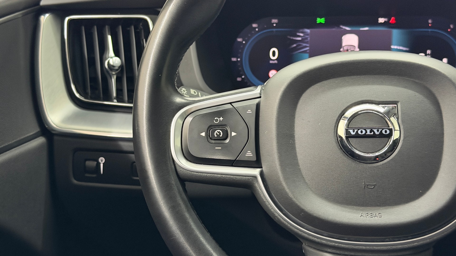 VOLVO XC60 B4 Diesel Mild Hybrid AWD Momentum Geartronic-image-13