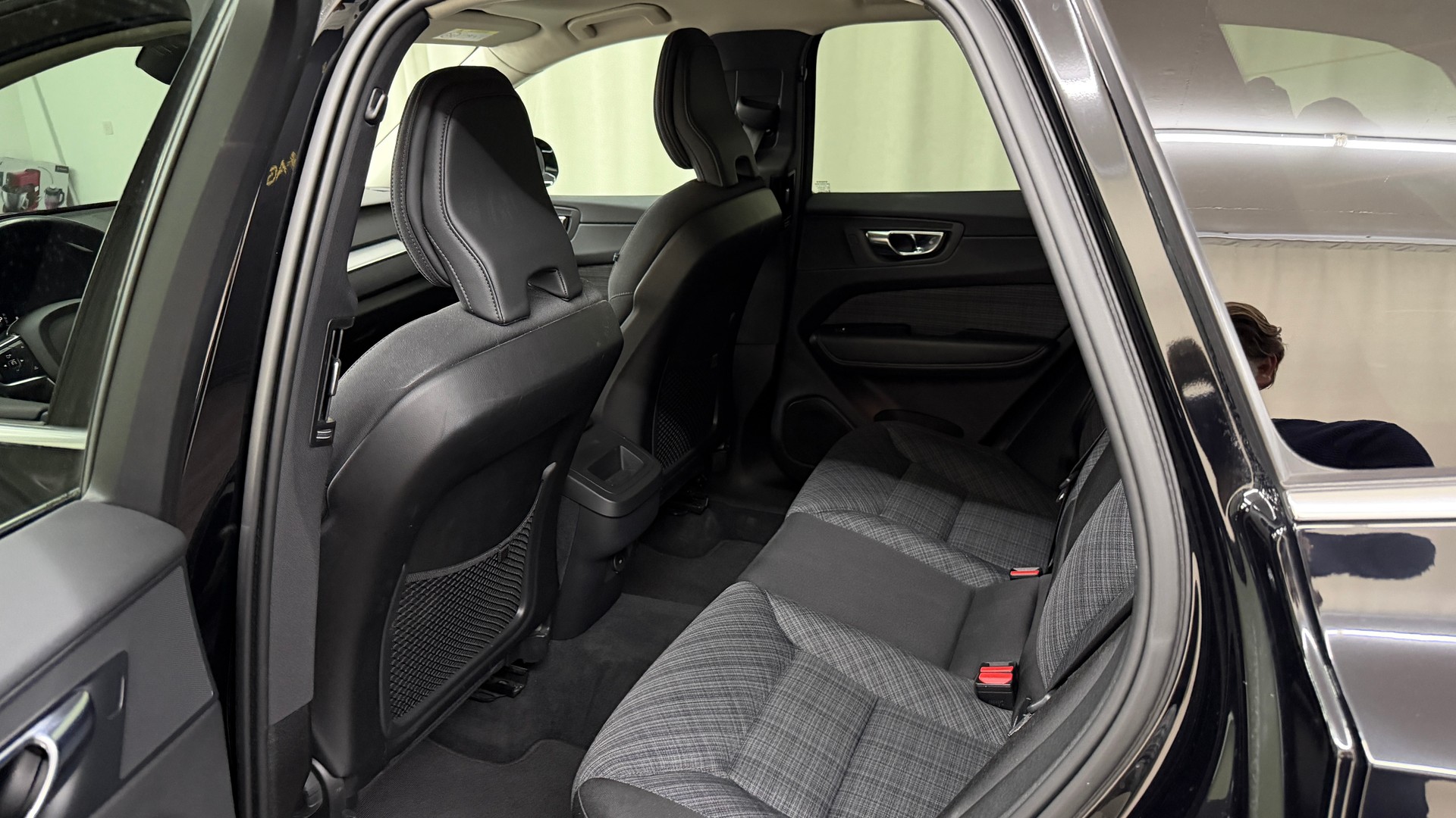 VOLVO XC60 B4 Diesel Mild Hybrid AWD Momentum Geartronic-image-12