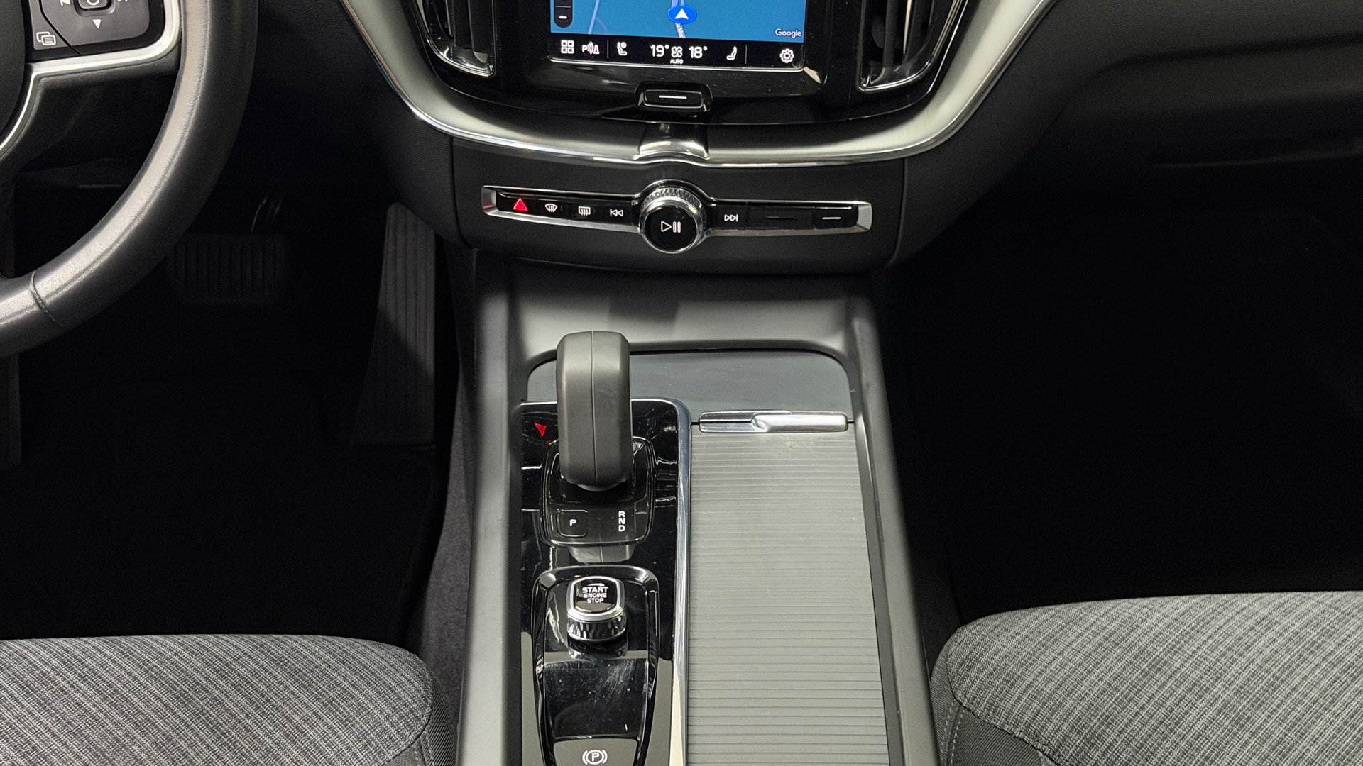 VOLVO XC60 B4 Diesel Mild Hybrid AWD Momentum Geartronic-image-9