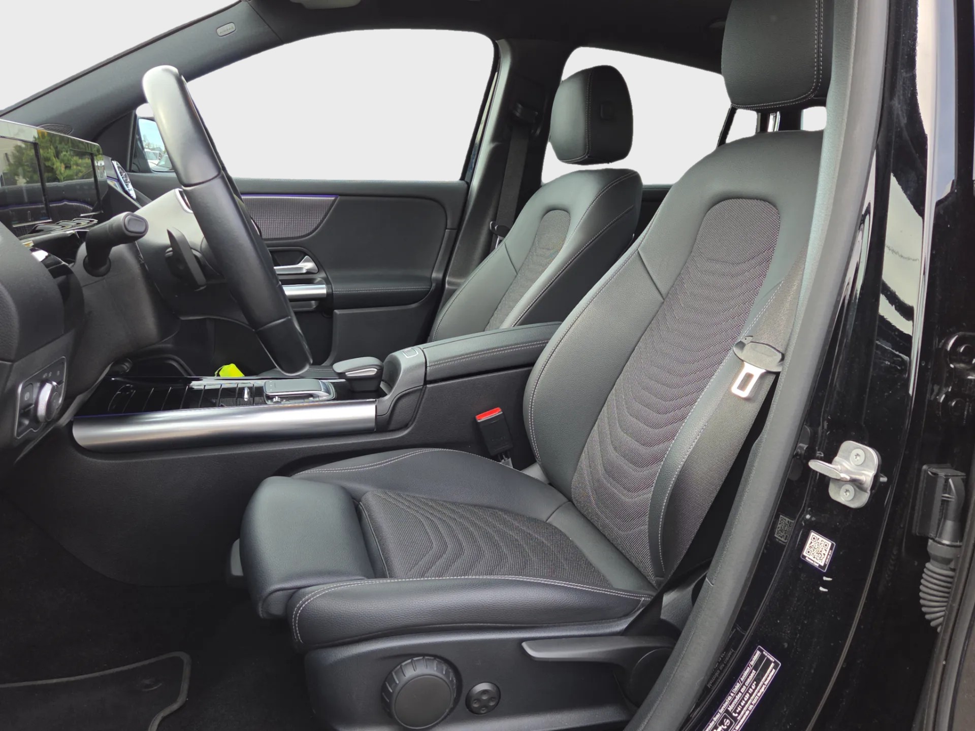 MERCEDES-BENZ EQA 300 4Matic-image-10