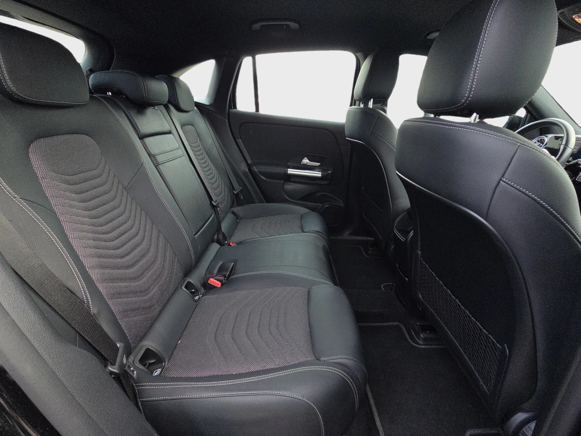 MERCEDES-BENZ EQA 300 4Matic-image-12