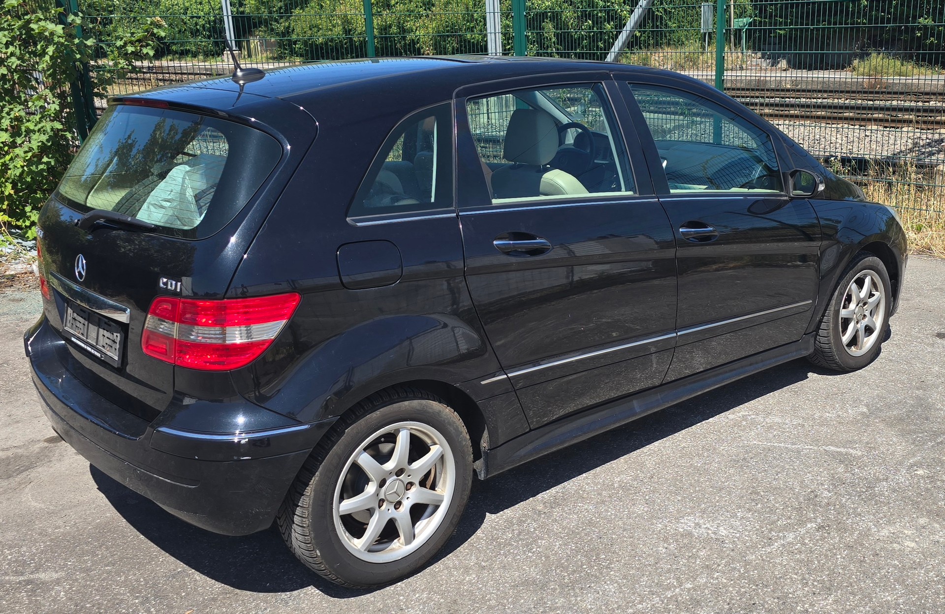 MERCEDES-BENZ B 200 CDI-image-2