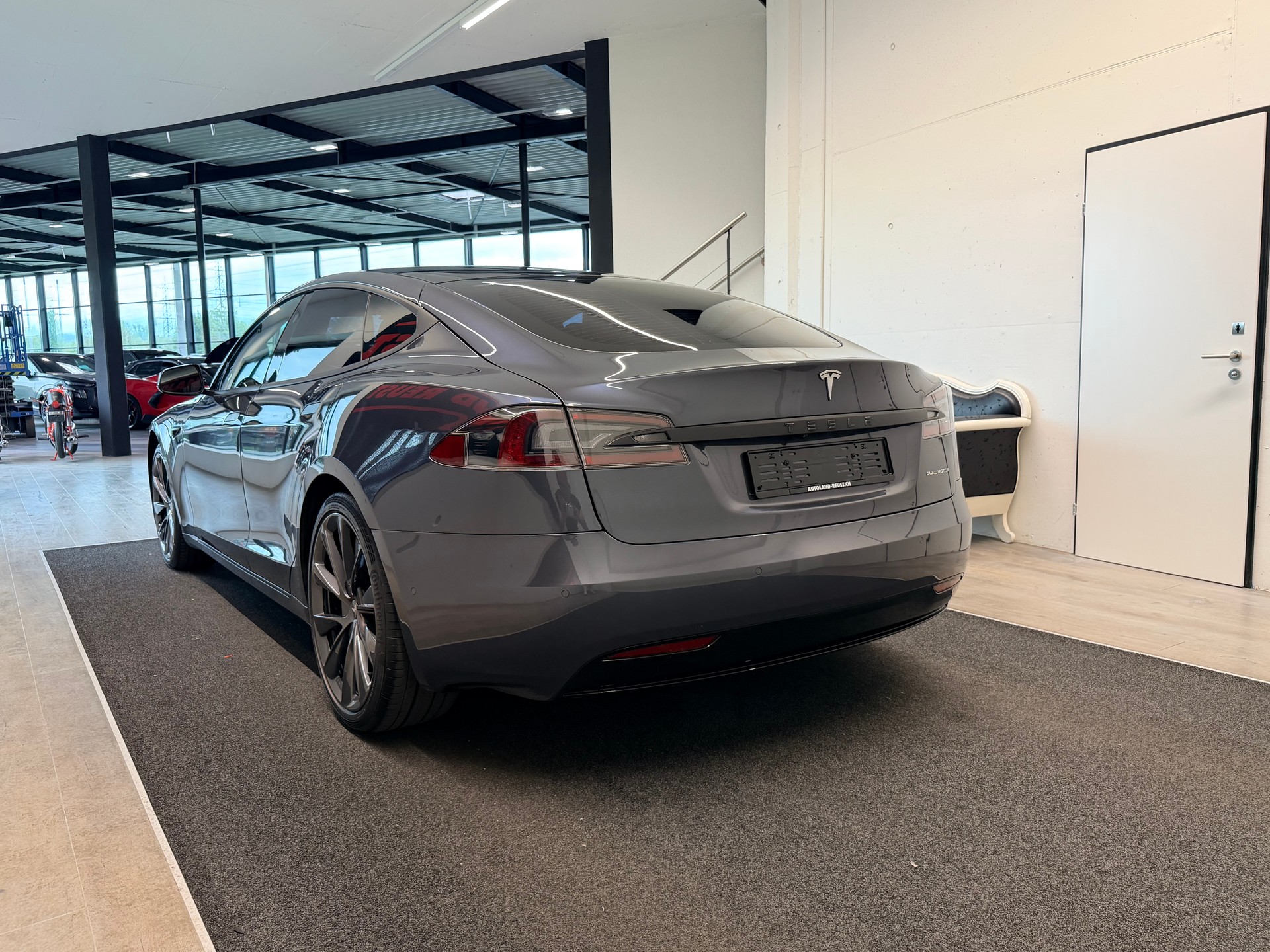 TESLA Model S Maximale-Reichweite *Raven*-image-8