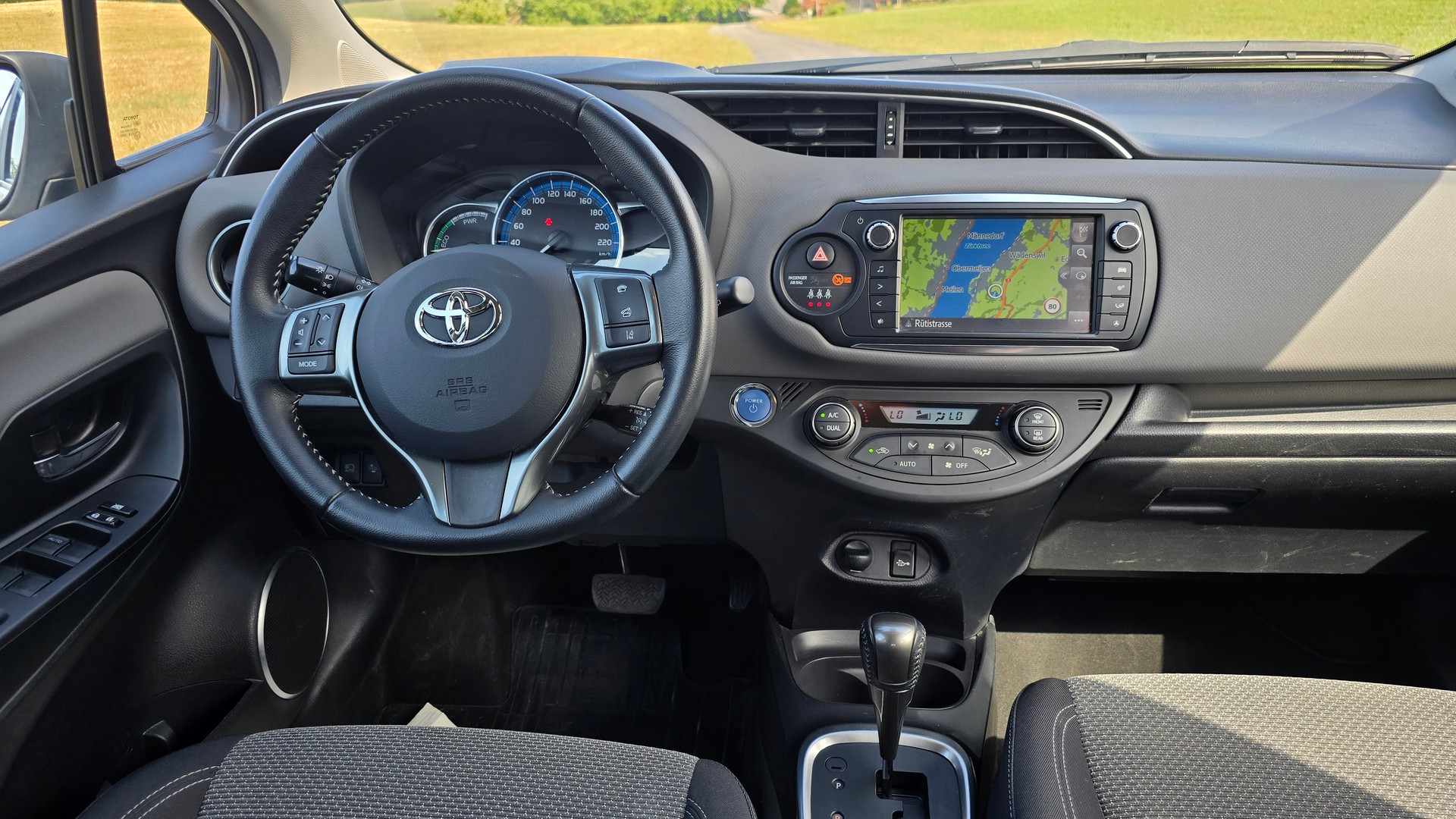TOYOTA Yaris 1.5 VVT-i Hybrid Trend e-CVT-image-12