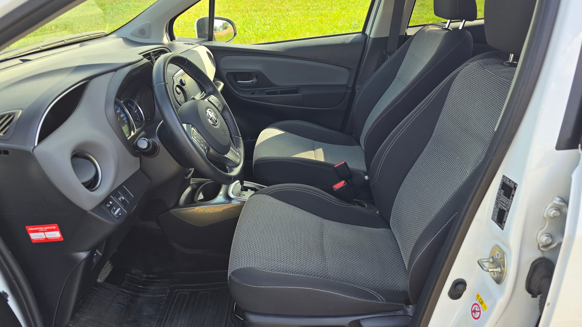 TOYOTA Yaris 1.5 VVT-i Hybrid Trend e-CVT-image-13