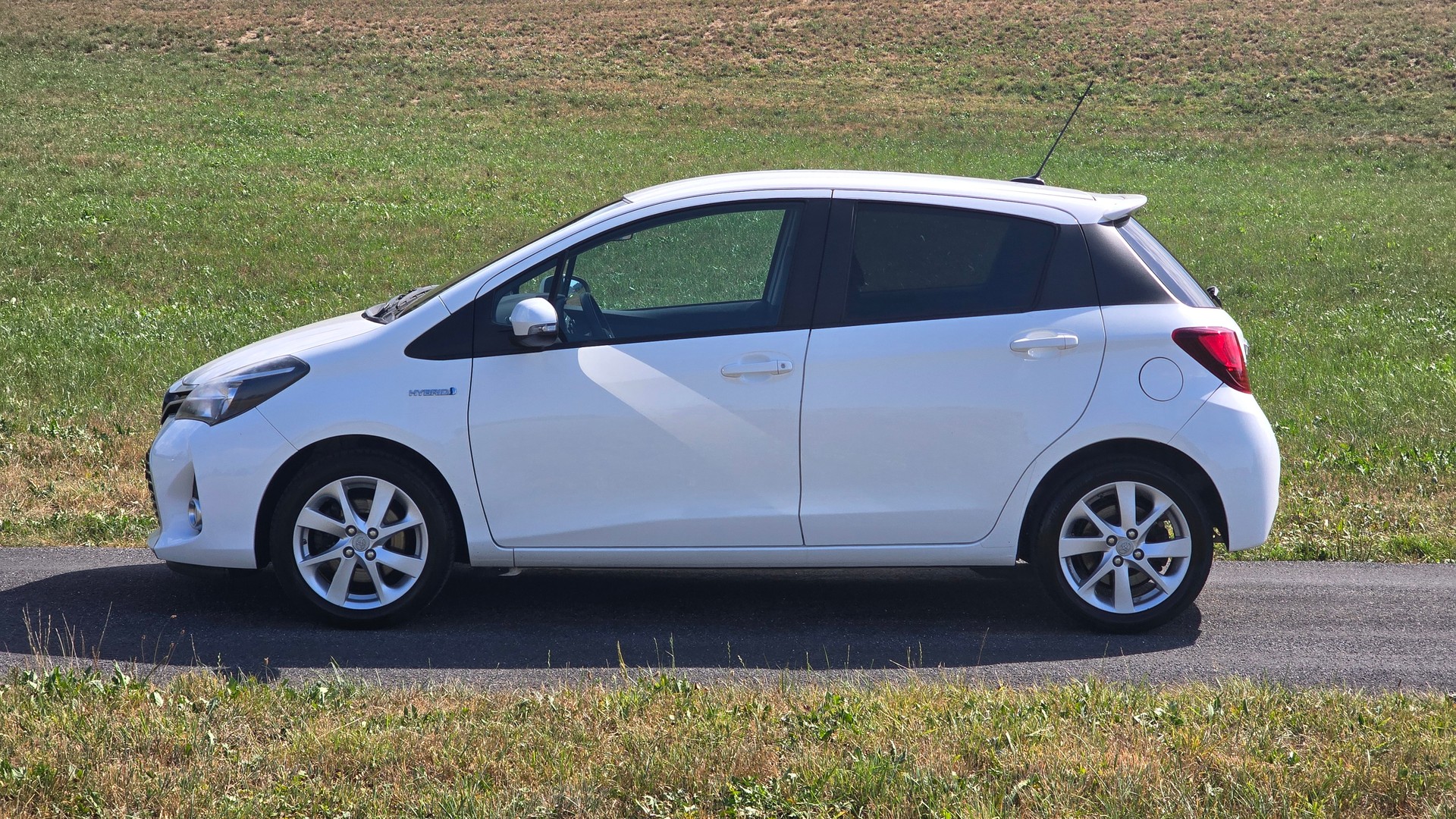 TOYOTA Yaris 1.5 VVT-i Hybrid Trend e-CVT-image-2