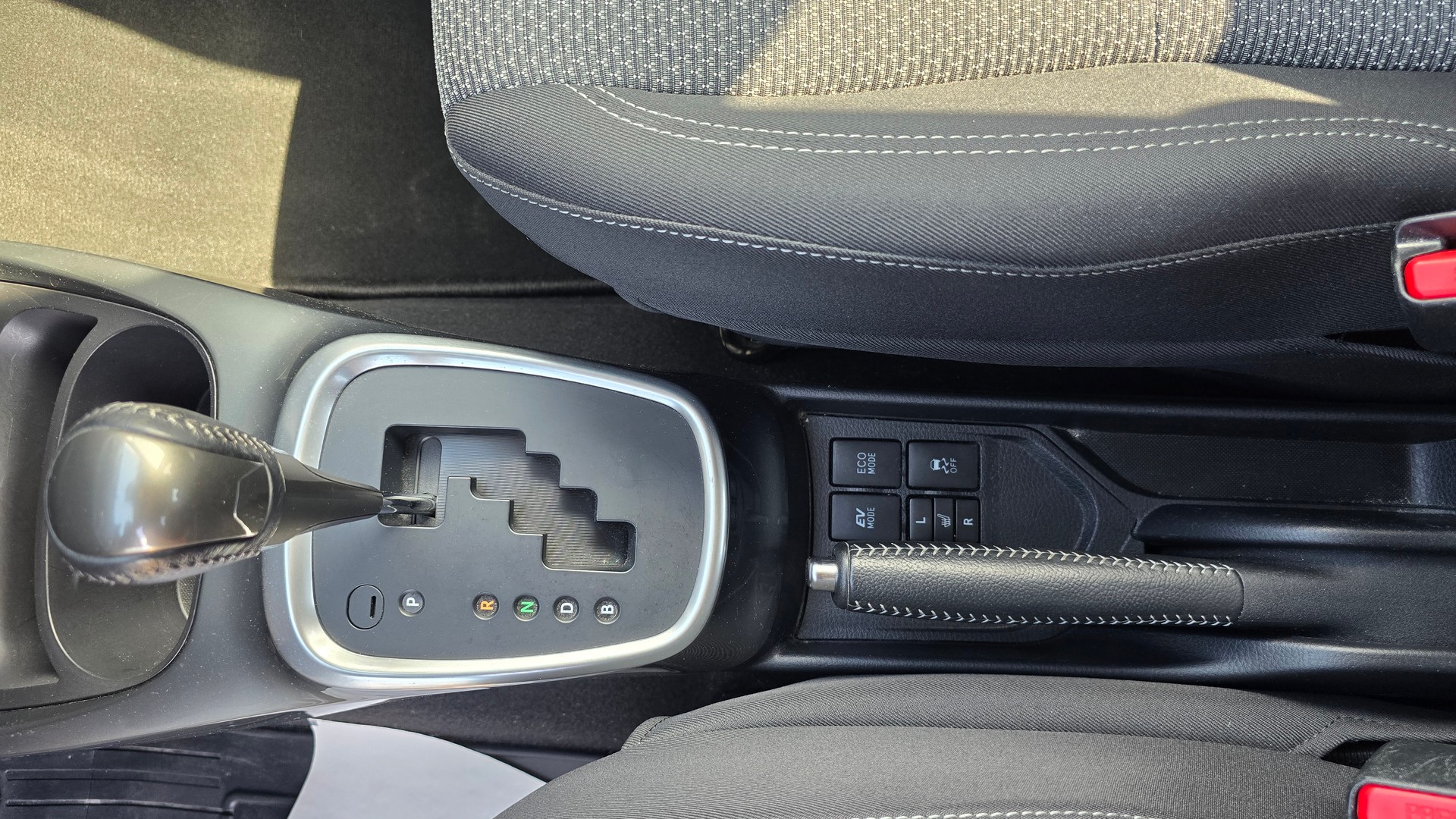 TOYOTA Yaris 1.5 VVT-i Hybrid Trend e-CVT-image-16