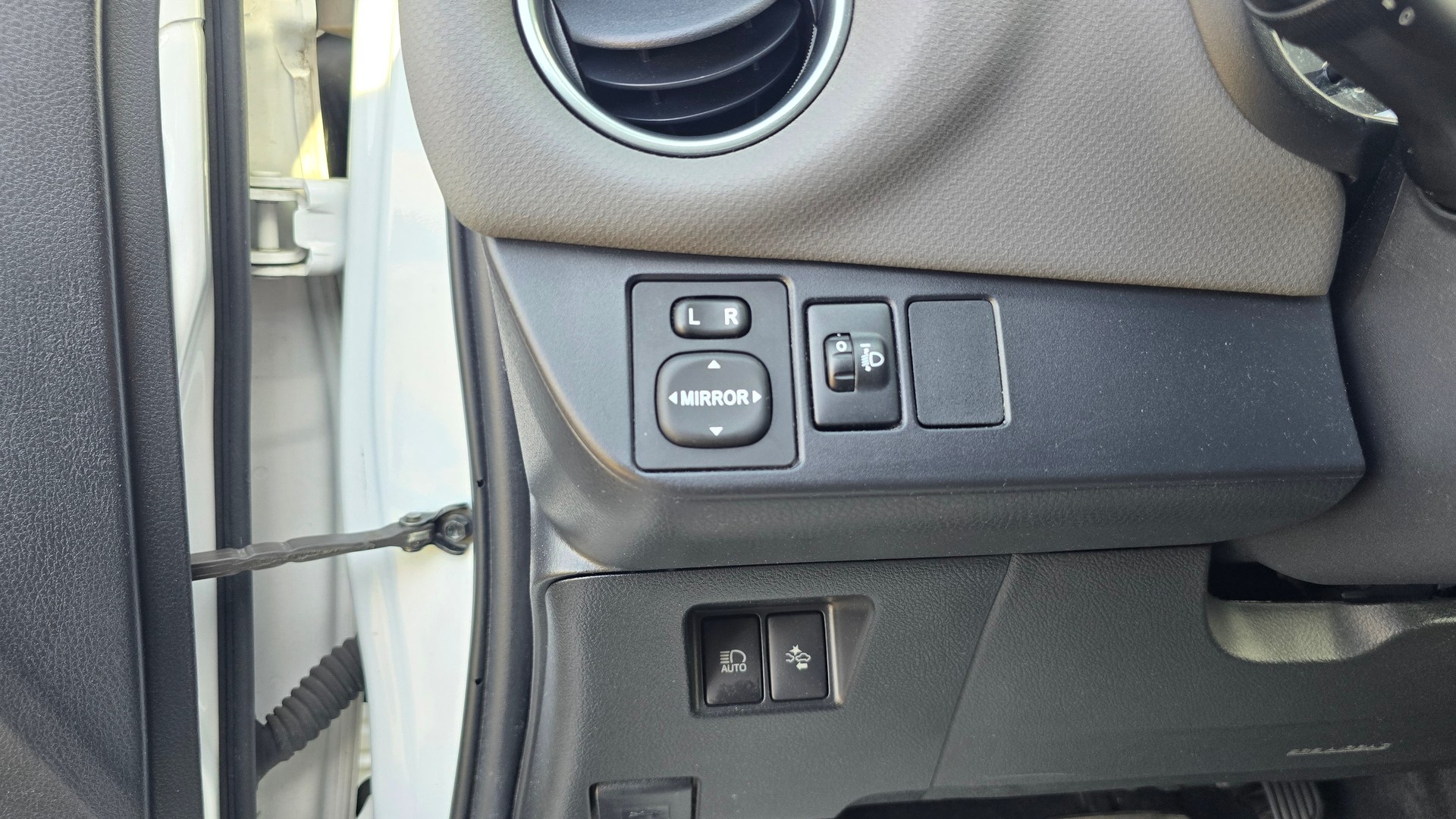 TOYOTA Yaris 1.5 VVT-i Hybrid Trend e-CVT-image-17