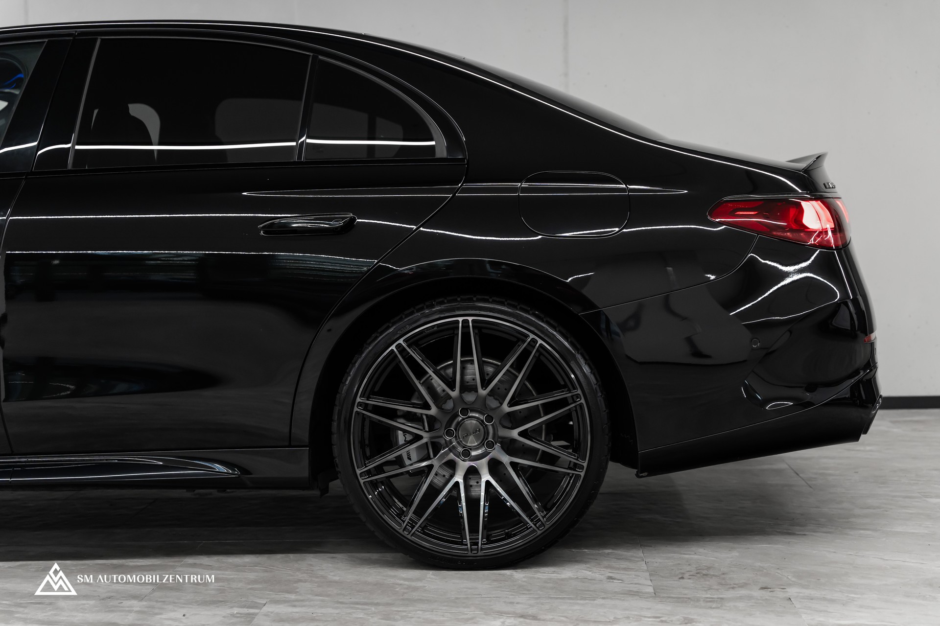 MERCEDES-BENZ E 53 Hybrid AMG 4matic+ 9G-Tronic / 360° / Burmester / Night Paket II / AHK-image-2