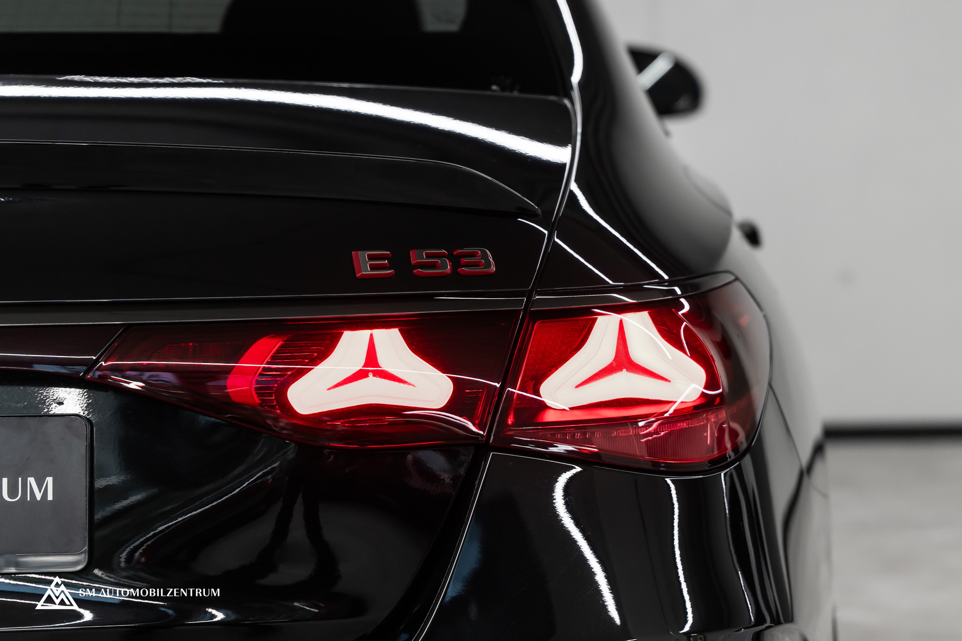 MERCEDES-BENZ E 53 Hybrid AMG 4matic+ 9G-Tronic / 360° / Burmester / Night Paket II / AHK-image-45
