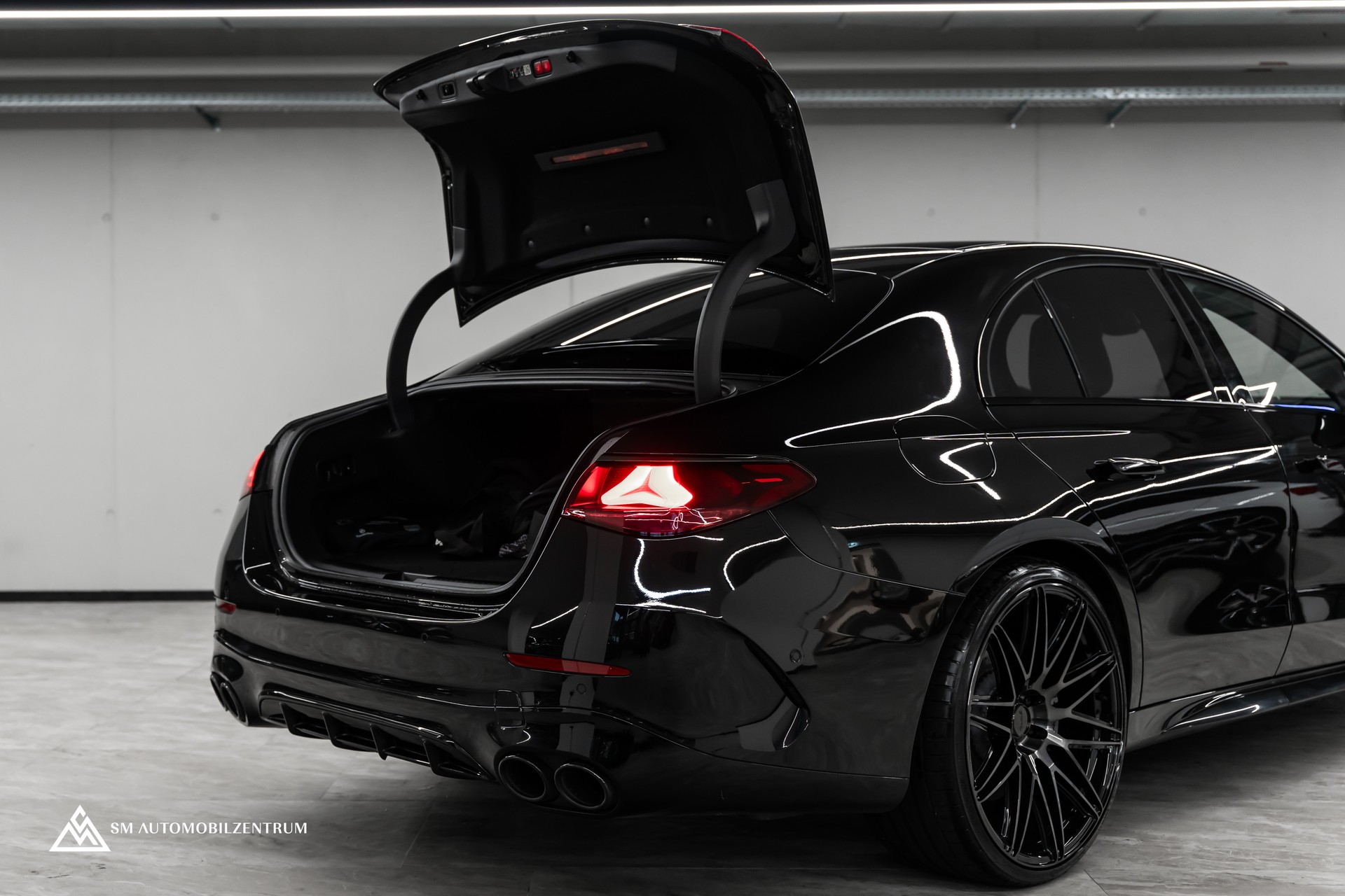 MERCEDES-BENZ E 53 Hybrid AMG 4matic+ 9G-Tronic / 360° / Burmester / Night Paket II / AHK-image-7