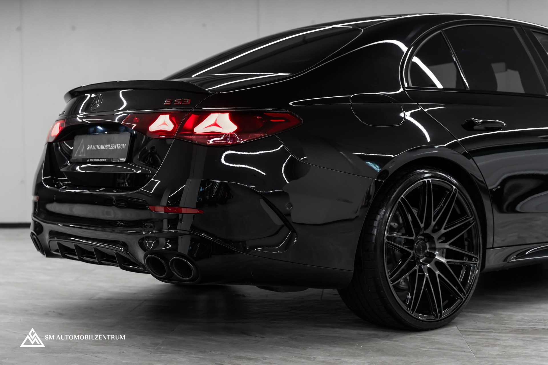 MERCEDES-BENZ E 53 Hybrid AMG 4matic+ 9G-Tronic / 360° / Burmester / Night Paket II / AHK-image-5