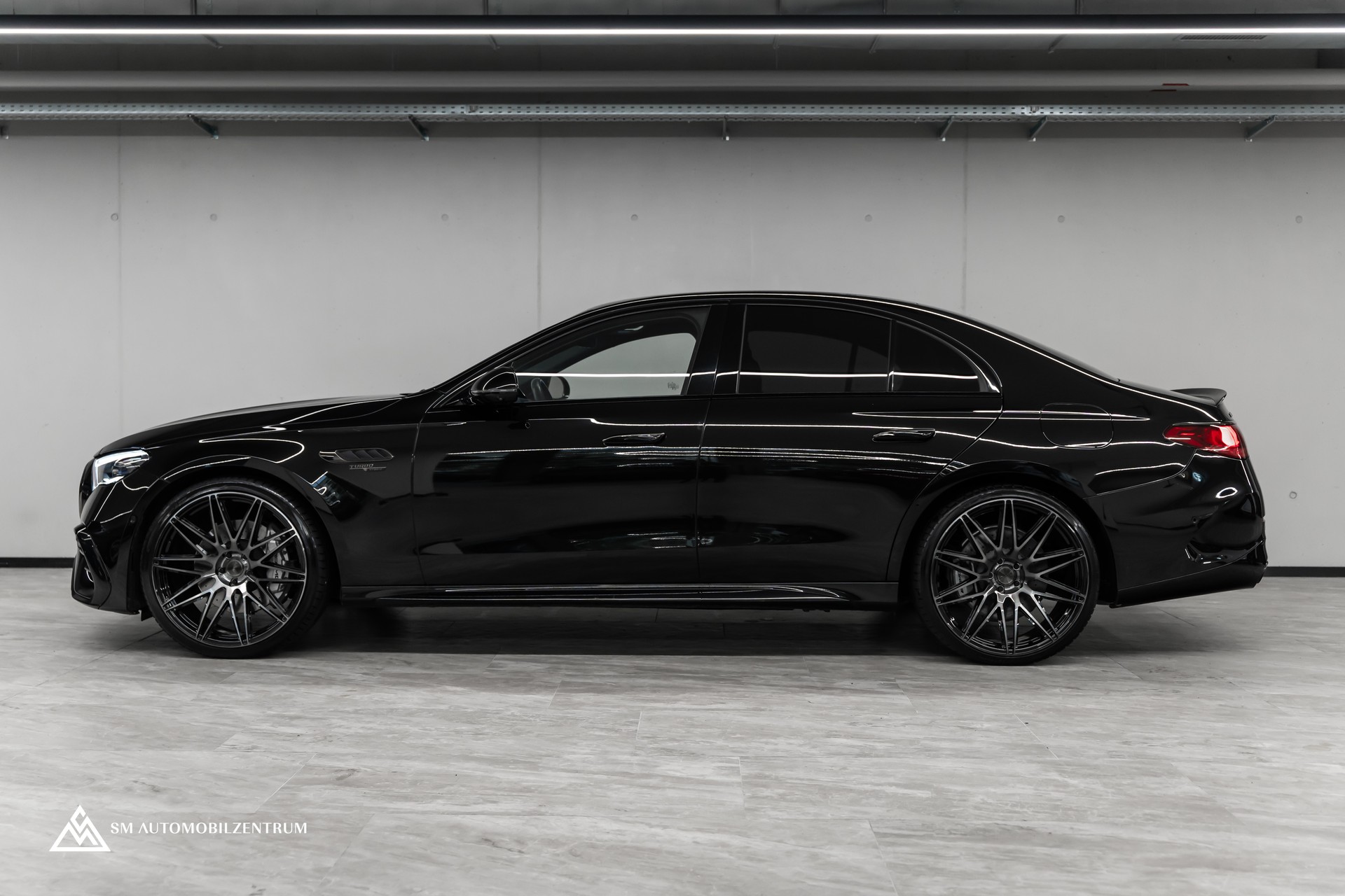 MERCEDES-BENZ E 53 Hybrid AMG 4matic+ 9G-Tronic / 360° / Burmester / Night Paket II / AHK-image-3