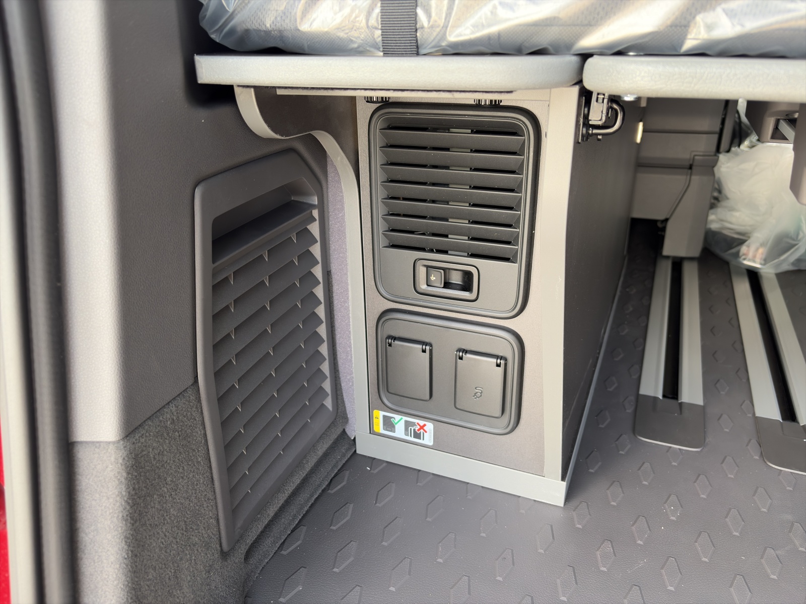 VW California Beach Tour Liberty 177PS eHyb DSG 4Motion-image-13