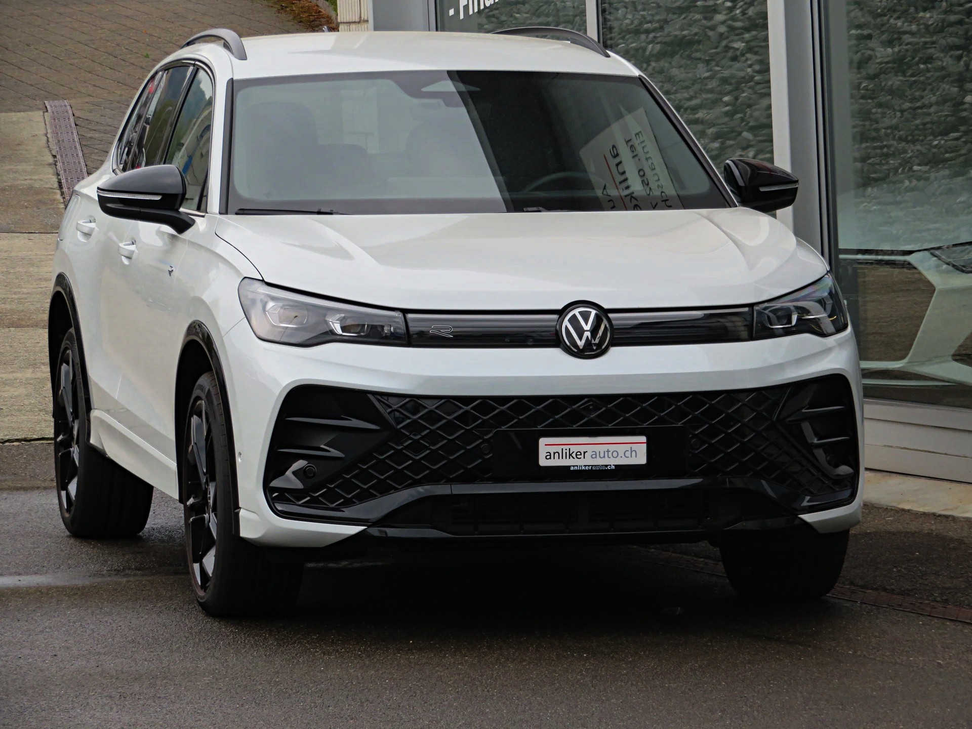 VW Tiguan 2.0 TSI DSG R-Line 4Motion-image-1