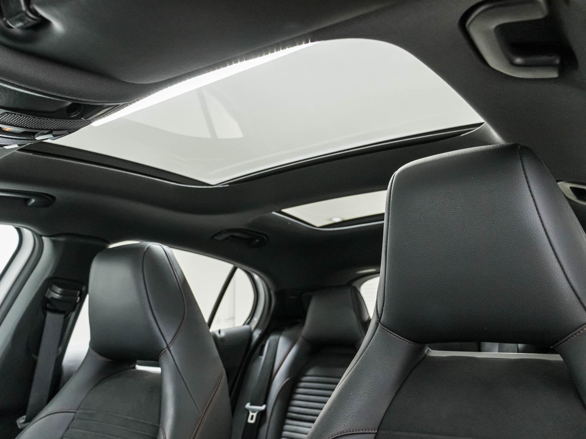MERCEDES-BENZ GLA 250 4MATIC-image-8