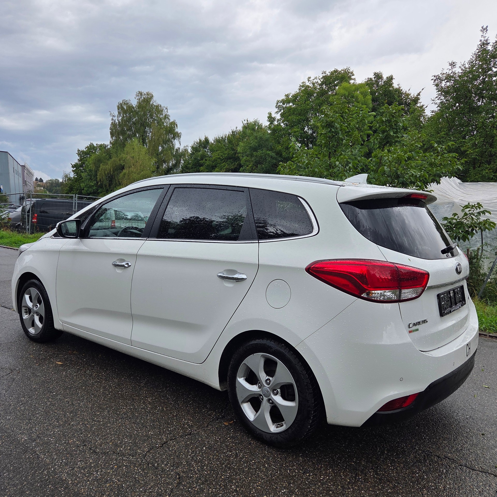 KIA Carens 1.7 CRDi Swiss Eco Edition DCT-image-3