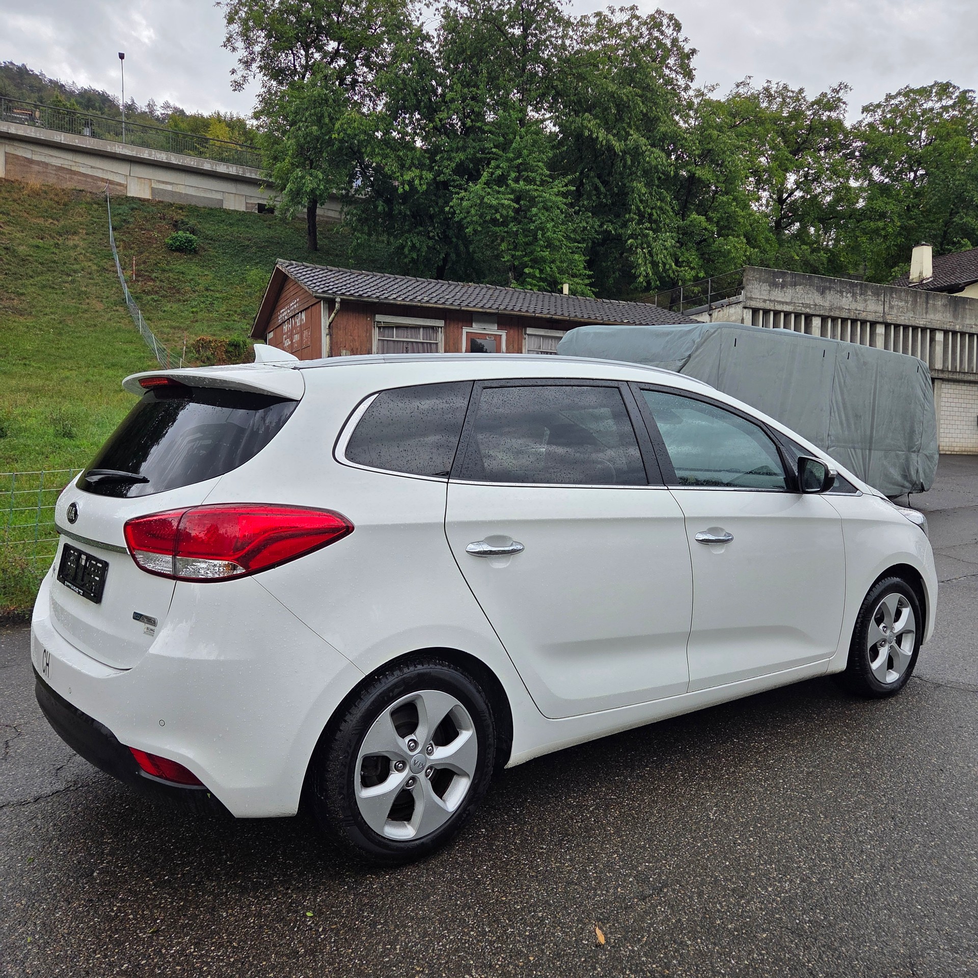 KIA Carens 1.7 CRDi Swiss Eco Edition DCT-image-2