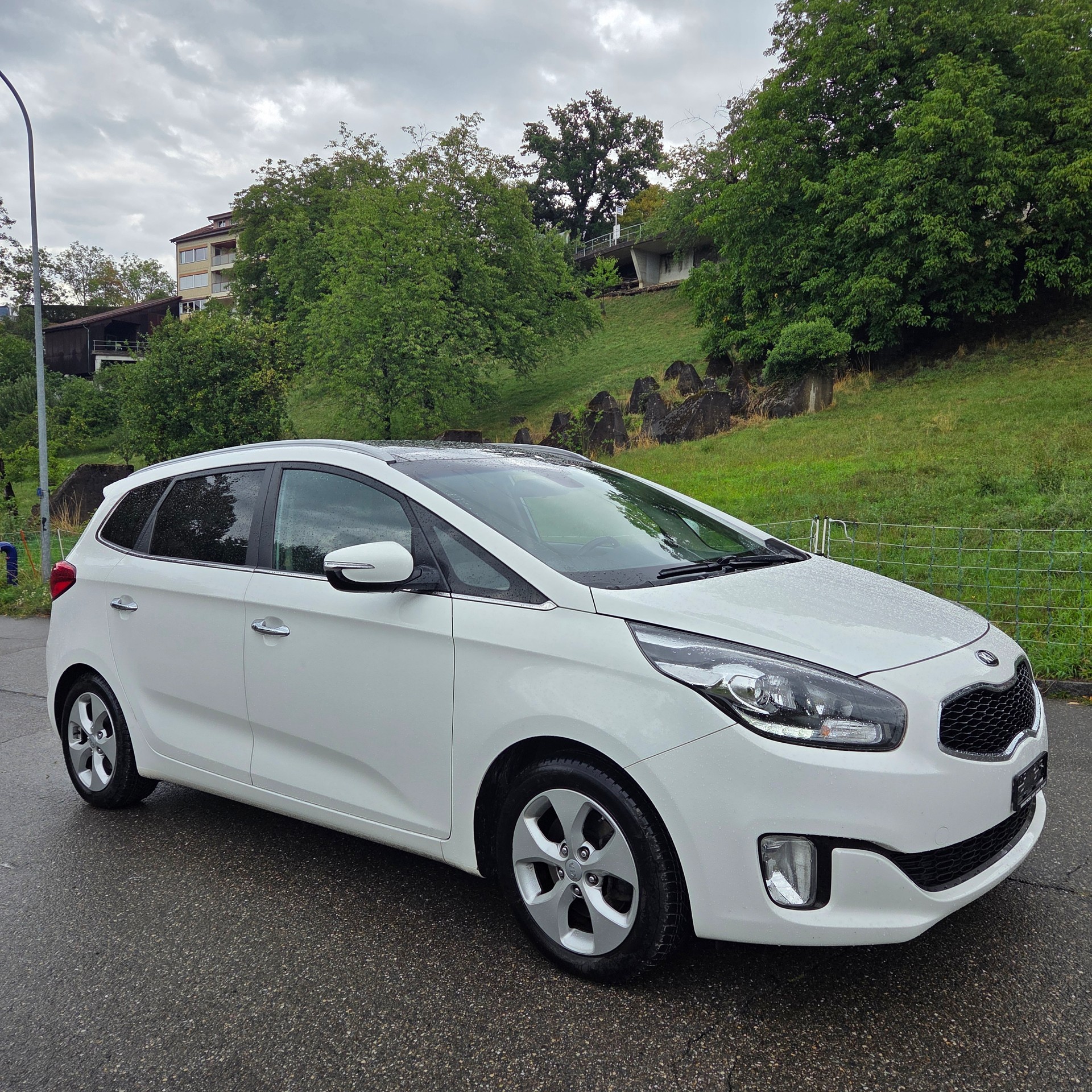 KIA Carens 1.7 CRDi Swiss Eco Edition DCT-image-1