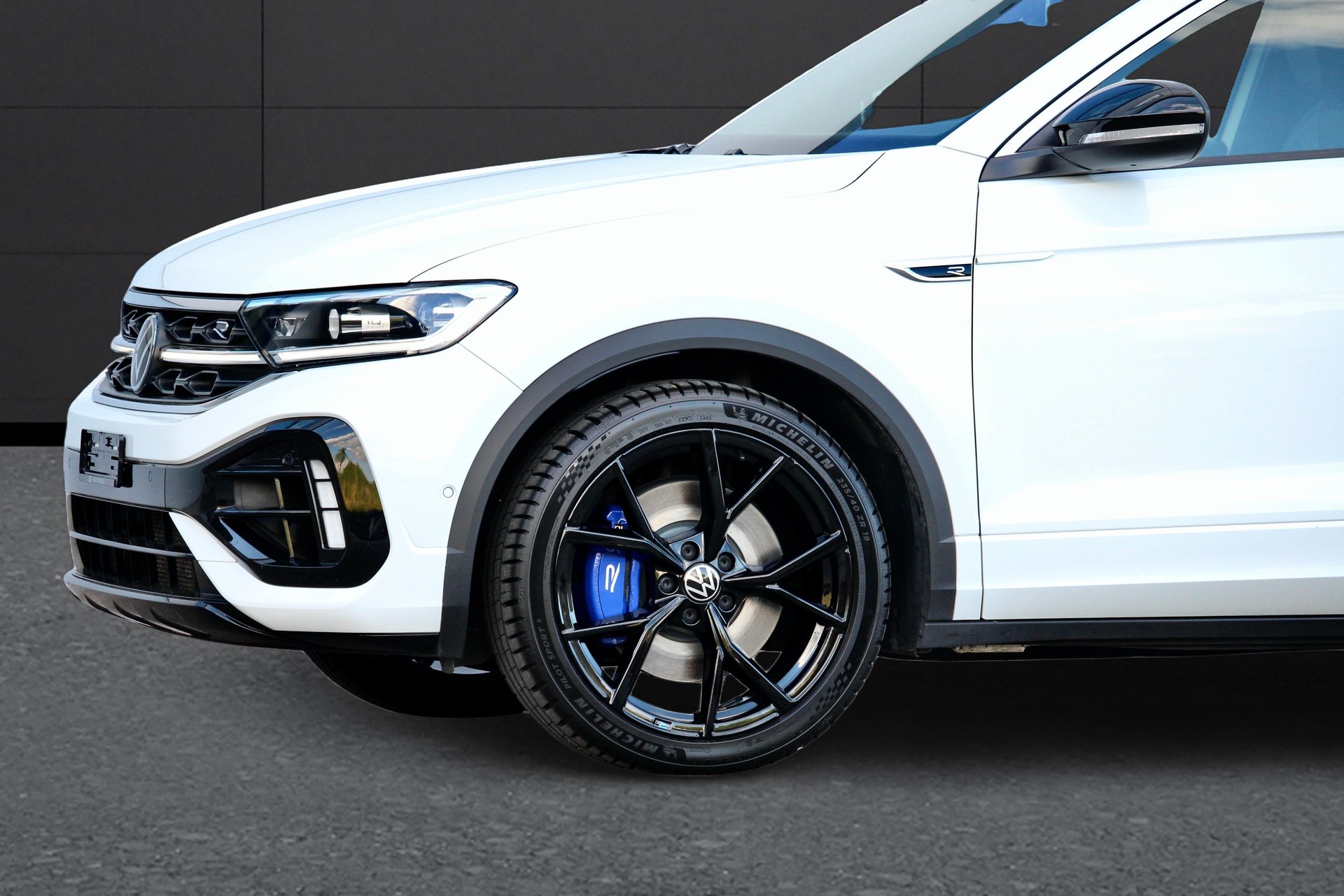 VW T-Roc 2.0 TSI R DSG 4Motion 300PS ° FACELIFT Modell °AKRAPOVIC Titanabgasanlage ° 19 Zoll R Aluräder-image-3