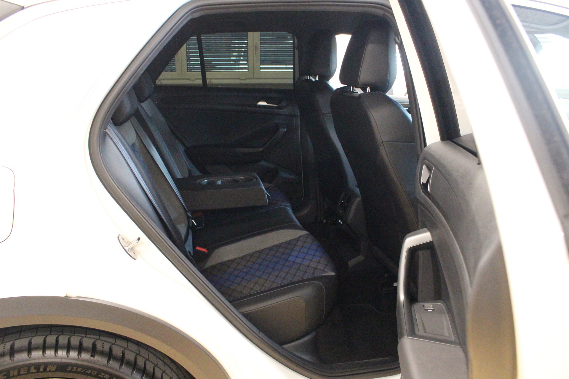VW T-Roc 2.0 TSI R DSG 4Motion 300PS ° FACELIFT Modell °AKRAPOVIC Titanabgasanlage ° 19 Zoll R Aluräder-image-14
