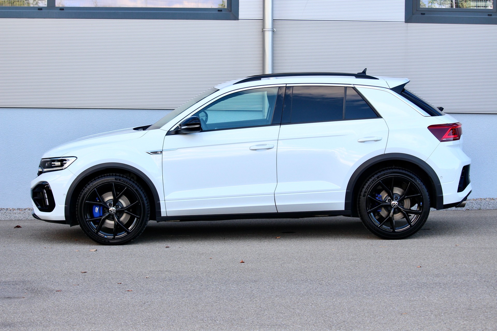 VW T-Roc 2.0 TSI R DSG 4Motion 300PS ° FACELIFT Modell °AKRAPOVIC Titanabgasanlage ° 19 Zoll R Aluräder-image-5