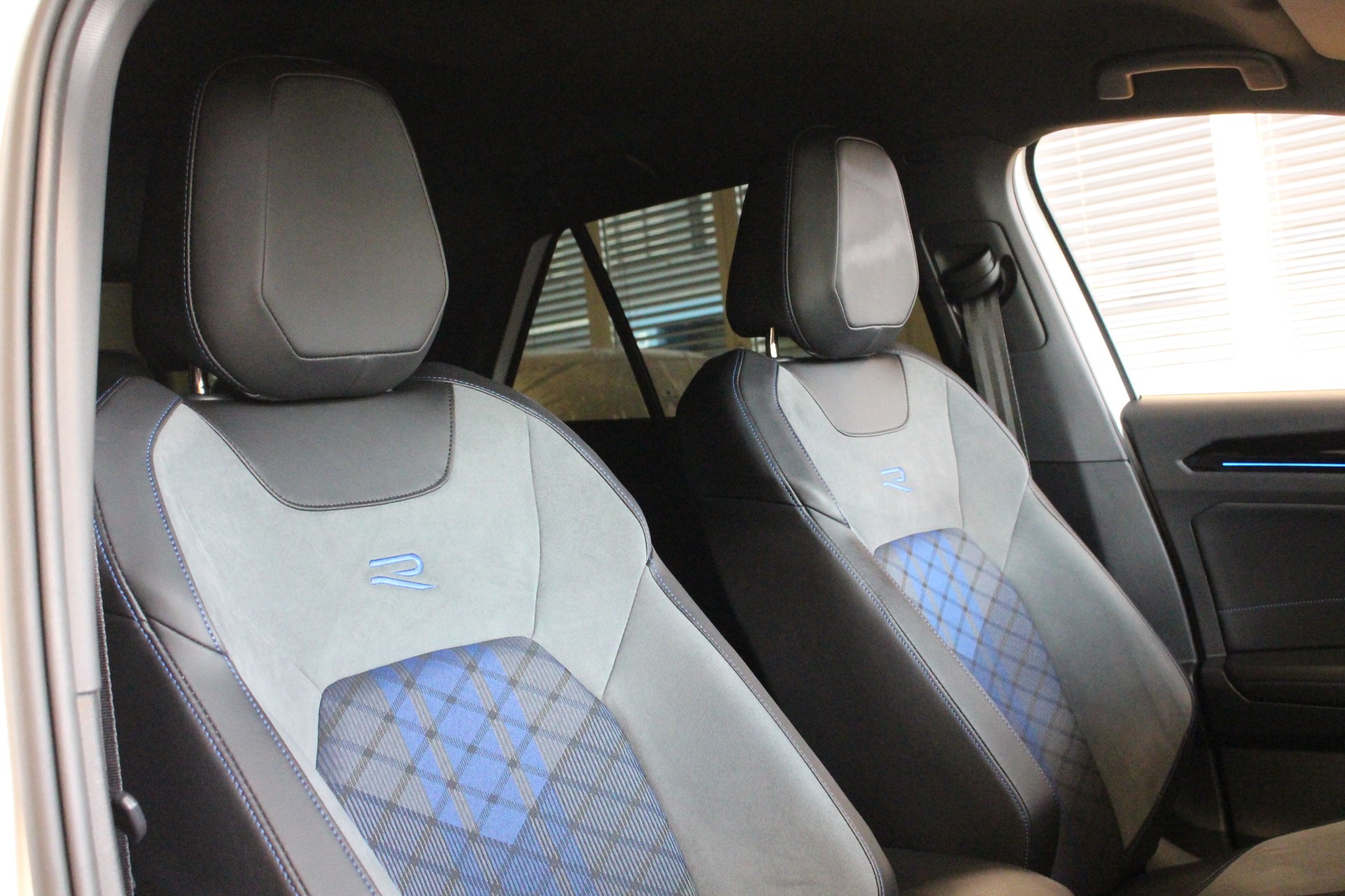 VW T-Roc 2.0 TSI R DSG 4Motion 300PS ° FACELIFT Modell °AKRAPOVIC Titanabgasanlage ° 19 Zoll R Aluräder-image-17