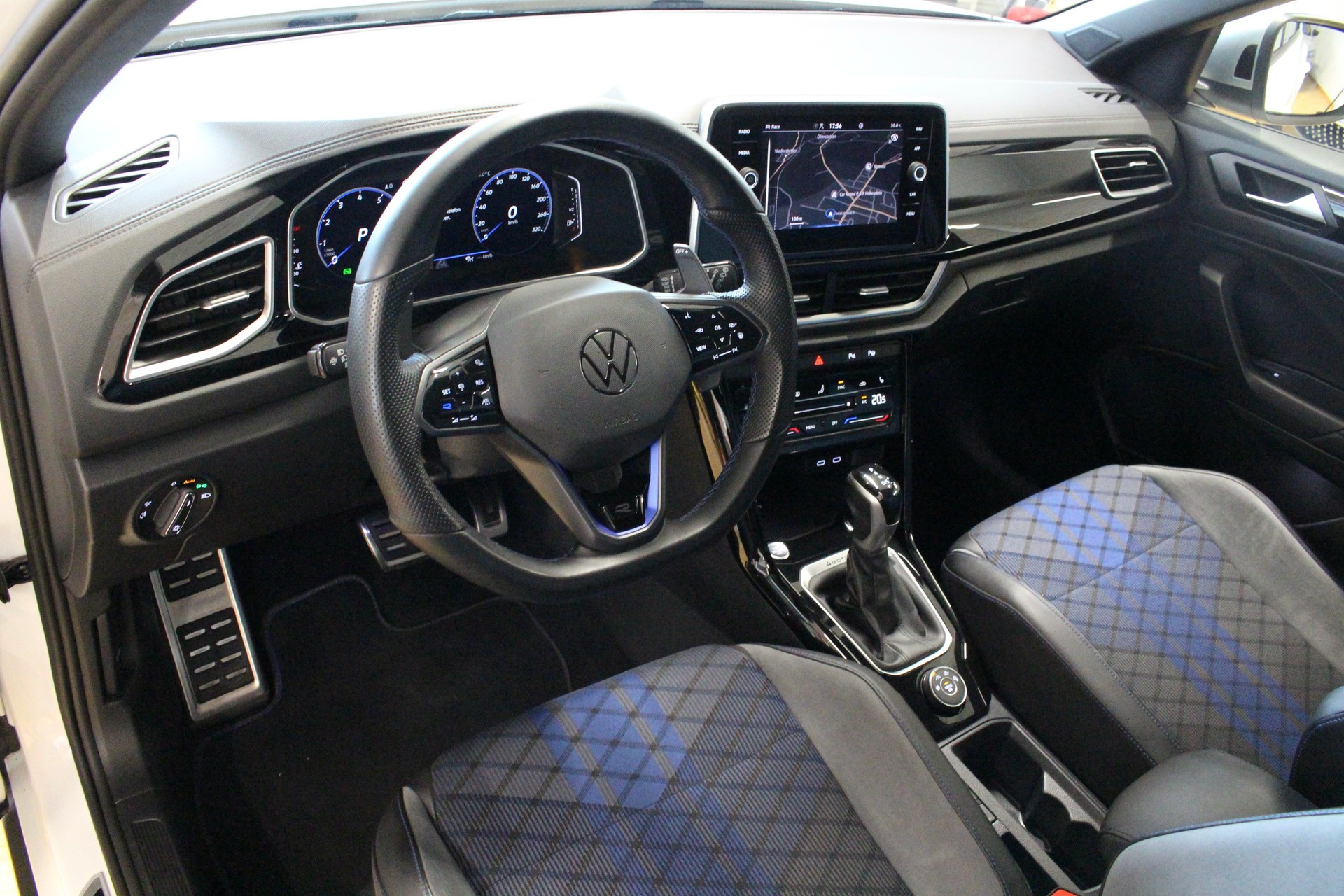 VW T-Roc 2.0 TSI R DSG 4Motion 300PS ° FACELIFT Modell °AKRAPOVIC Titanabgasanlage ° 19 Zoll R Aluräder-image-11
