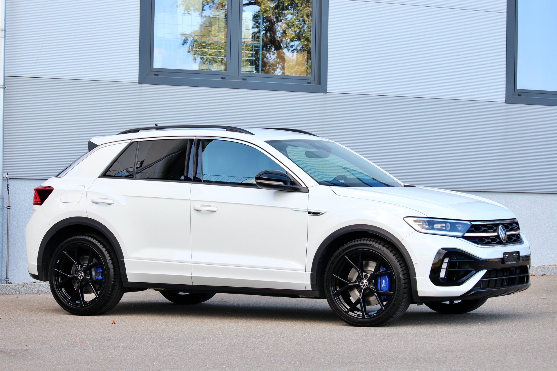 VW T-Roc 2.0 TSI R DSG 4Motion 300PS ° FACELIFT Modell °AKRAPOVIC Titanabgasanlage ° 19 Zoll R Aluräder-image-0