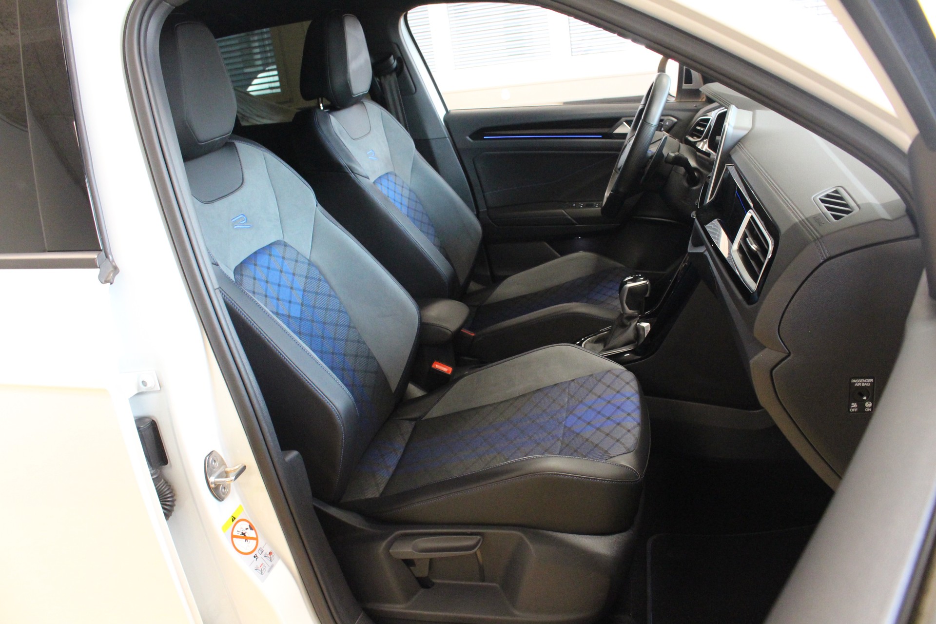VW T-Roc 2.0 TSI R DSG 4Motion 300PS ° FACELIFT Modell °AKRAPOVIC Titanabgasanlage ° 19 Zoll R Aluräder-image-15