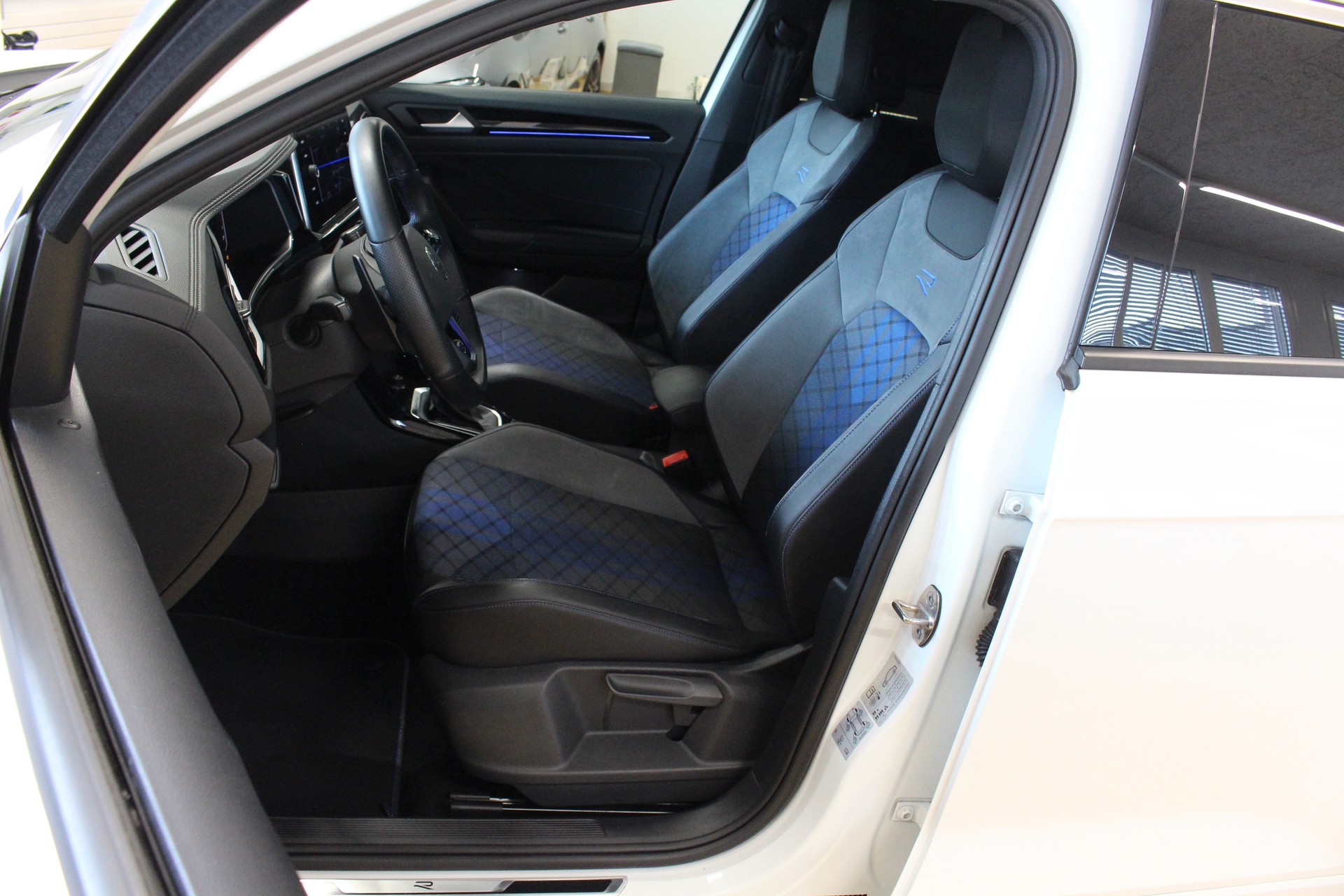 VW T-Roc 2.0 TSI R DSG 4Motion 300PS ° FACELIFT Modell °AKRAPOVIC Titanabgasanlage ° 19 Zoll R Aluräder-image-12