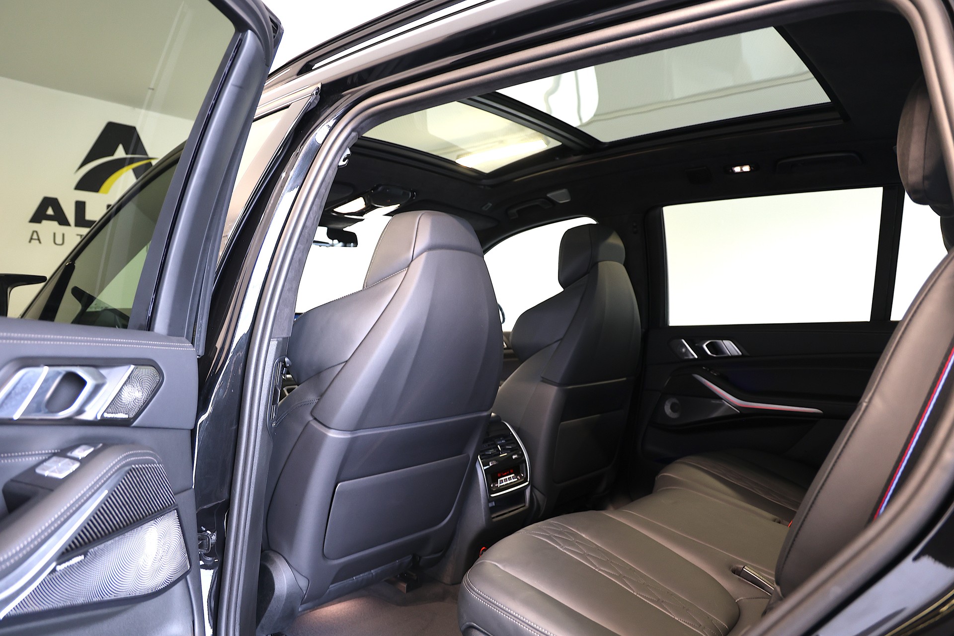 BMW X7 M60i-image-16
