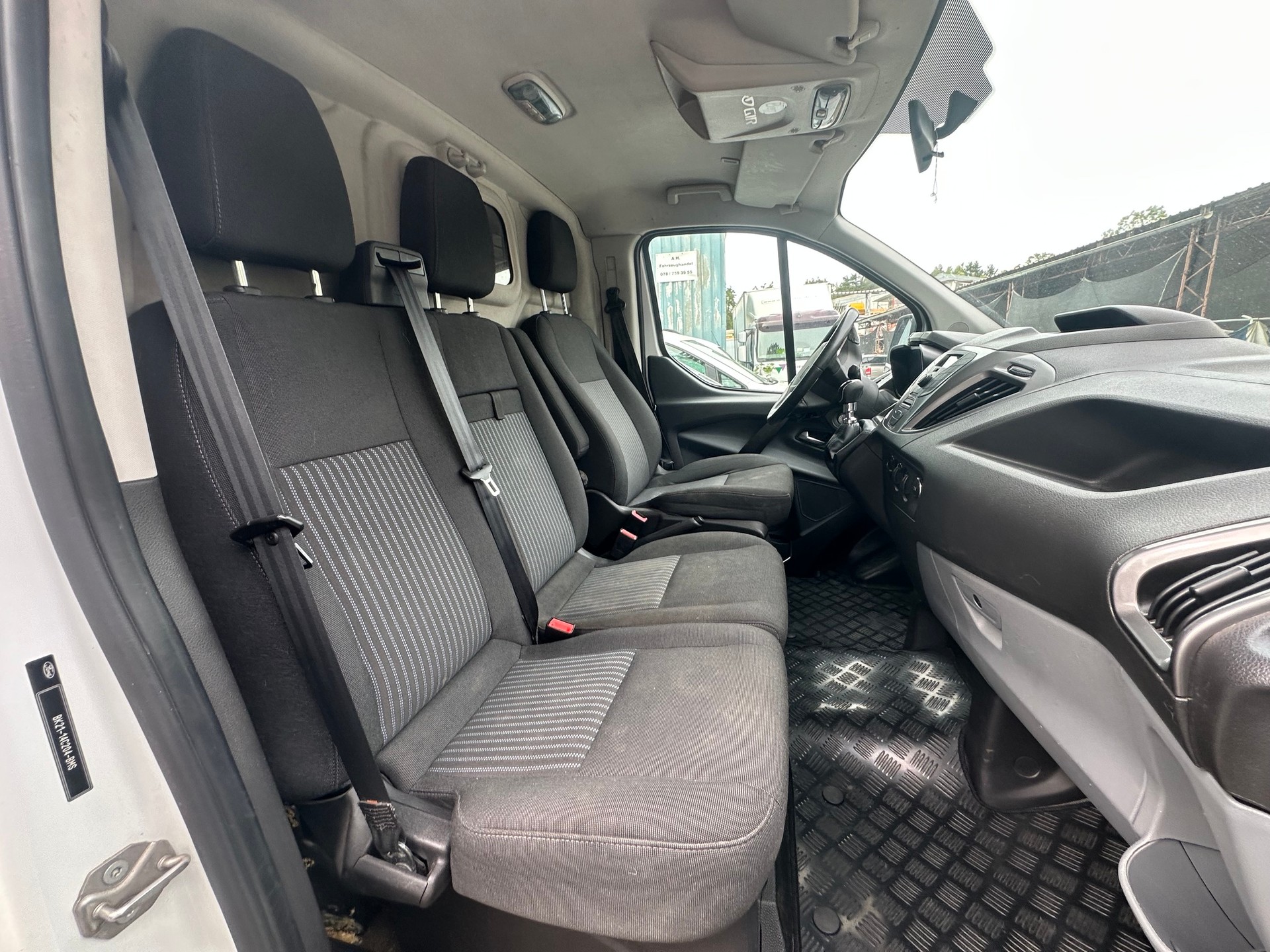 FORD Transit Custom Van 310 L1H1 Limited-image-3