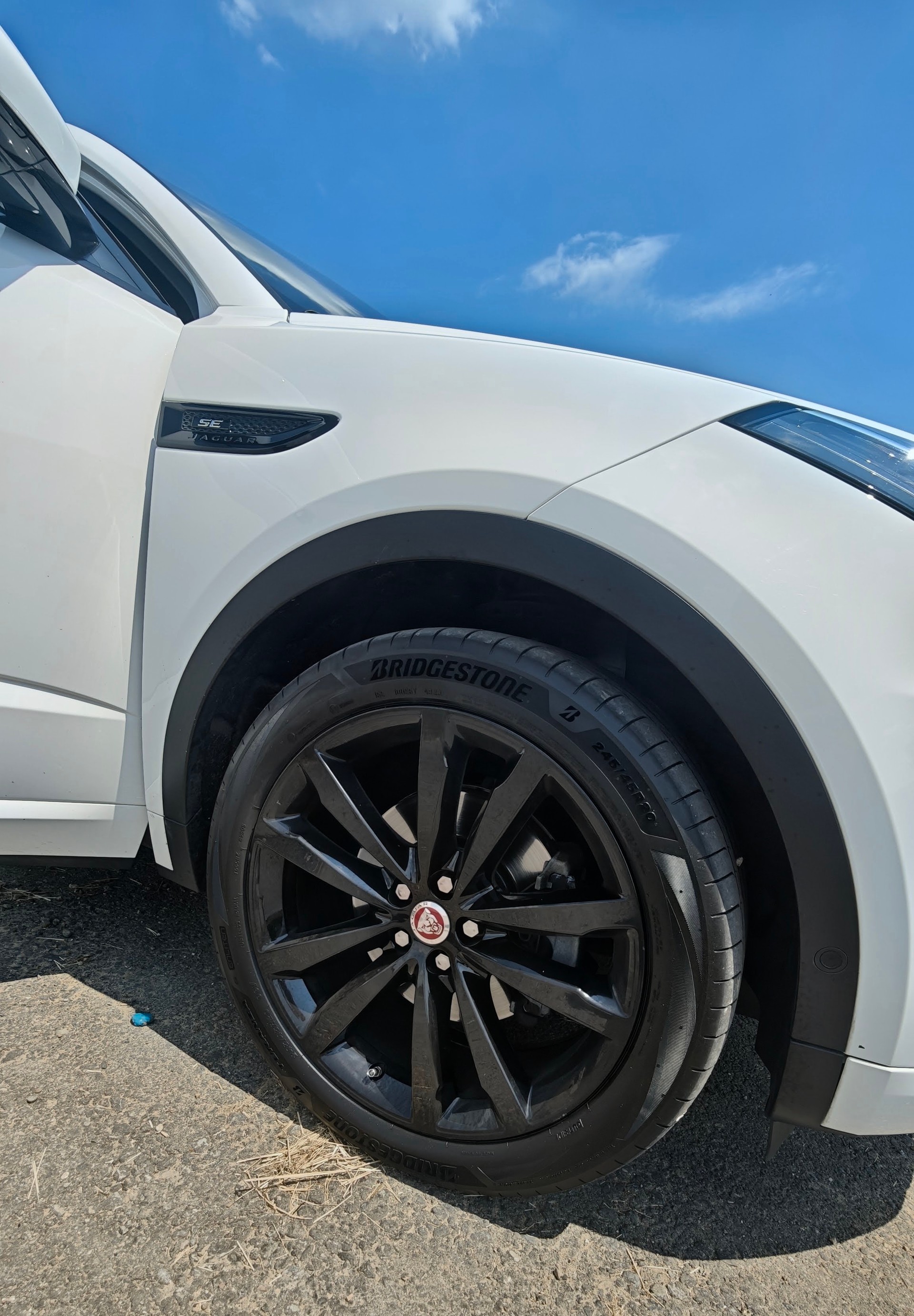 JAGUAR 2.0 D 180 R-Dynamic SE AWD-image-4
